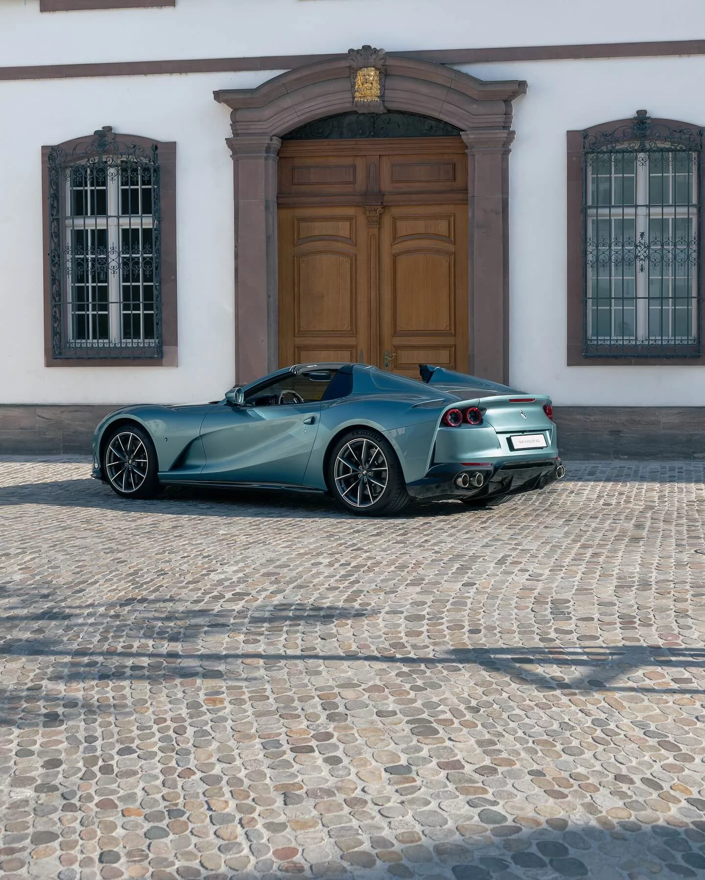 Celeste Ferrari 812