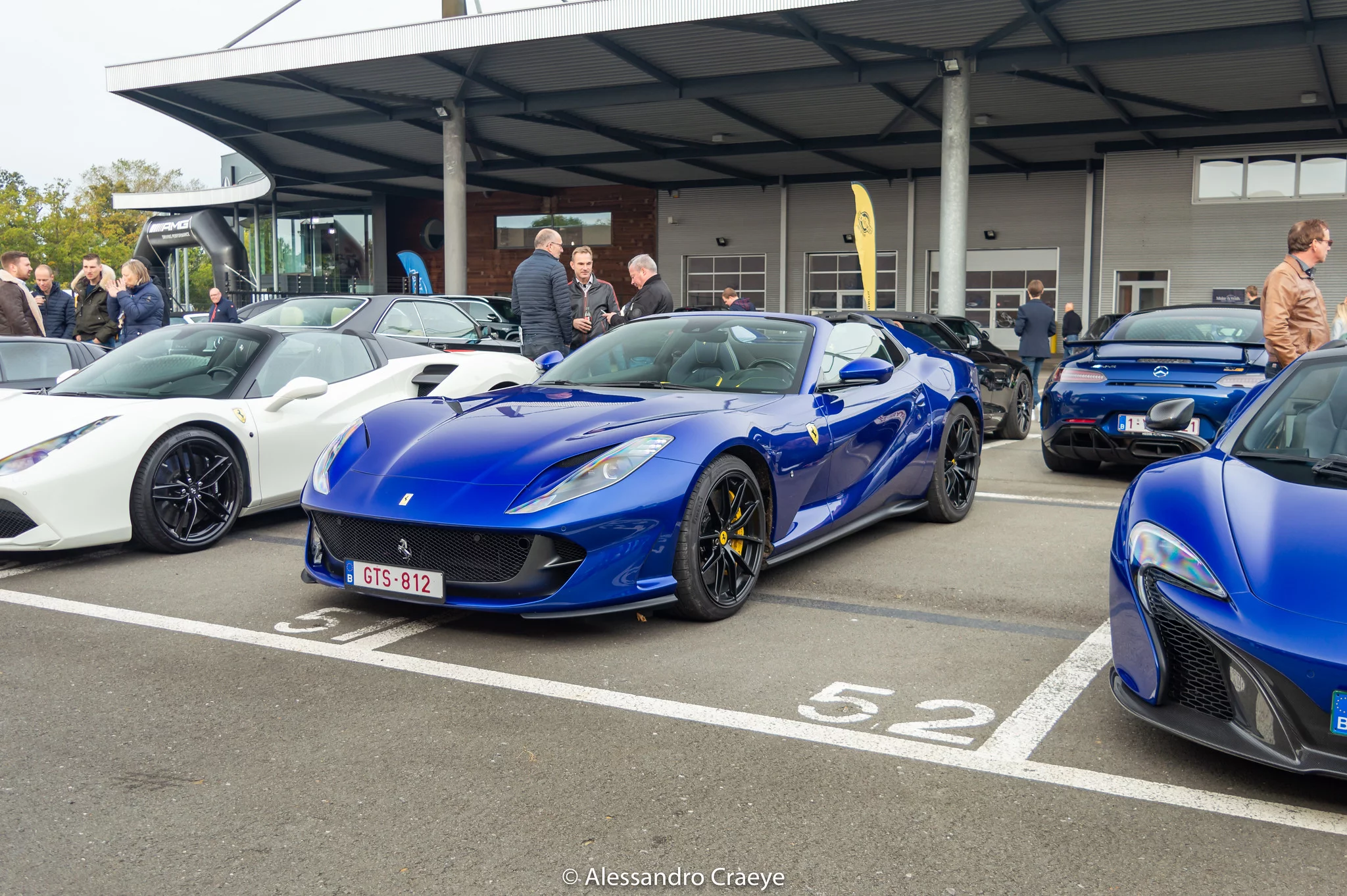 Blu Elettrico Ferrari 812