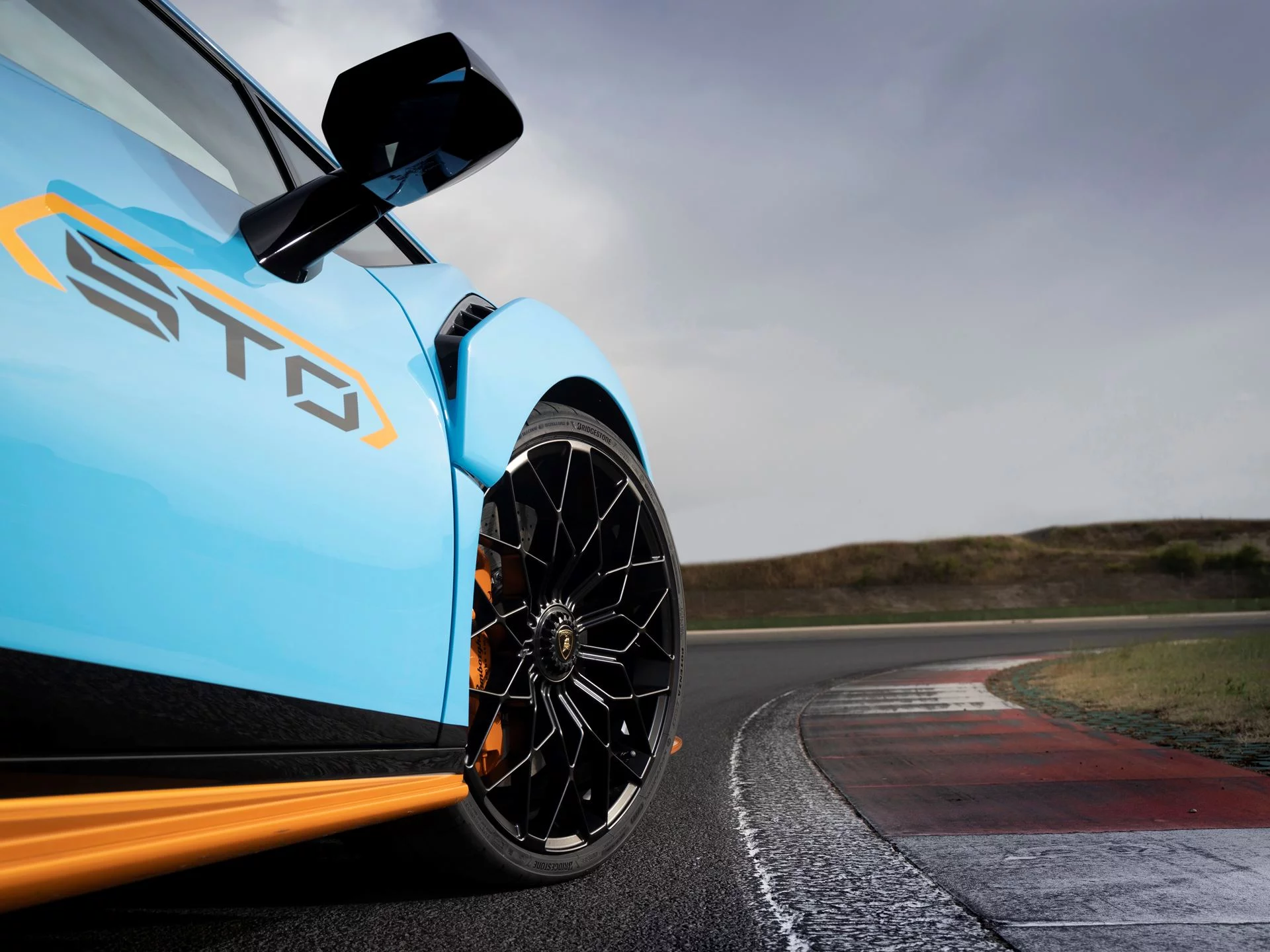 Blu Laufey Lamborghini Huracán