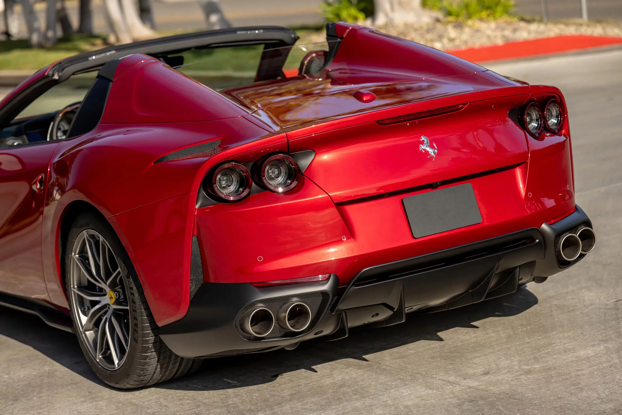 Rosso Coburn Ferrari 812