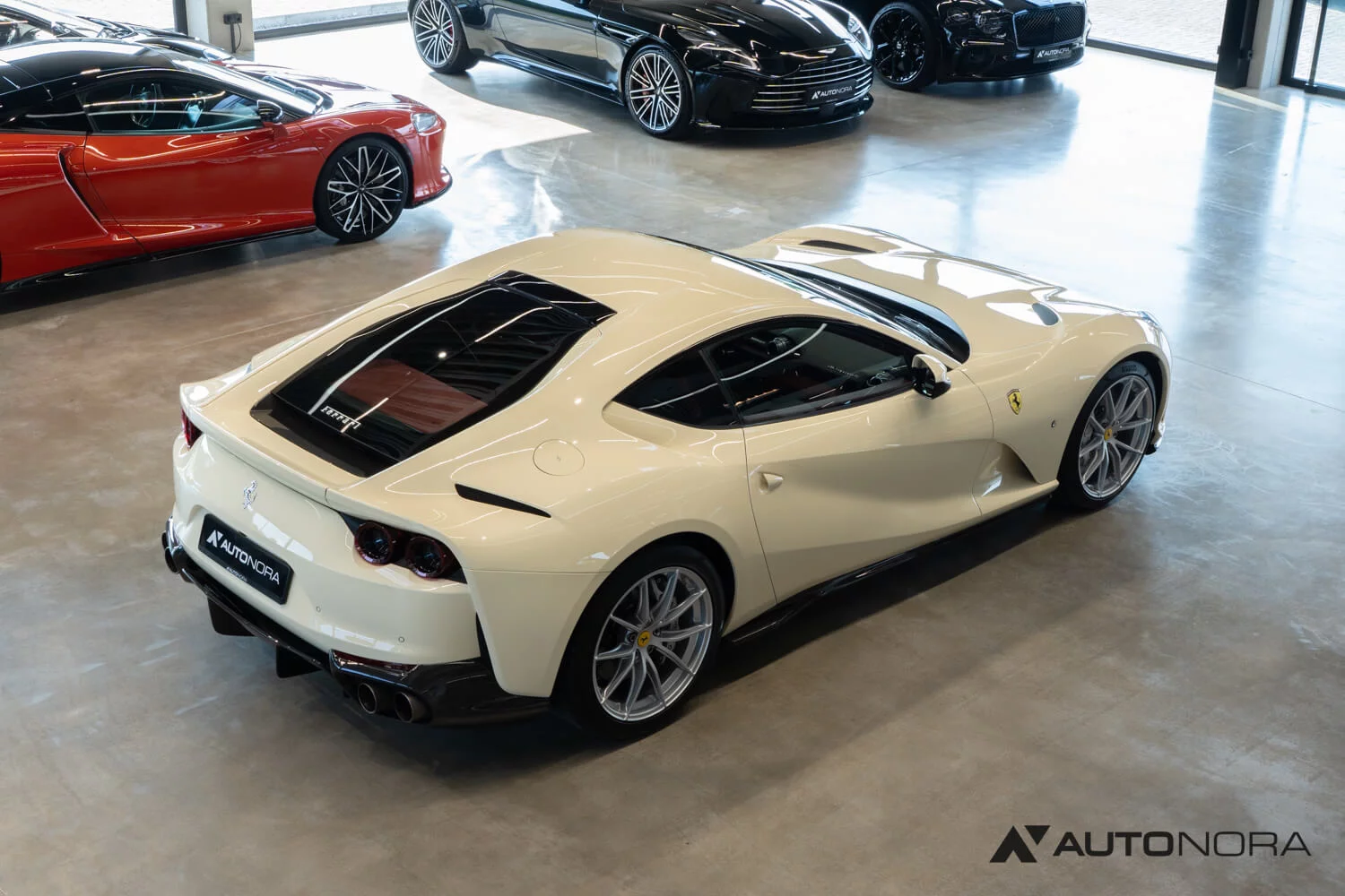 Avorio Ferrari 812