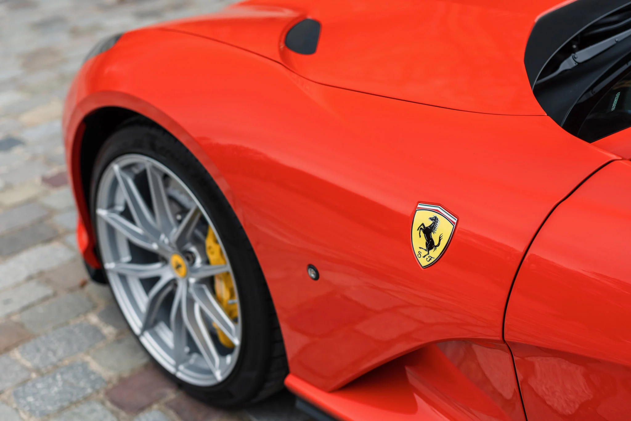 Rosso Dino Ferrari 812