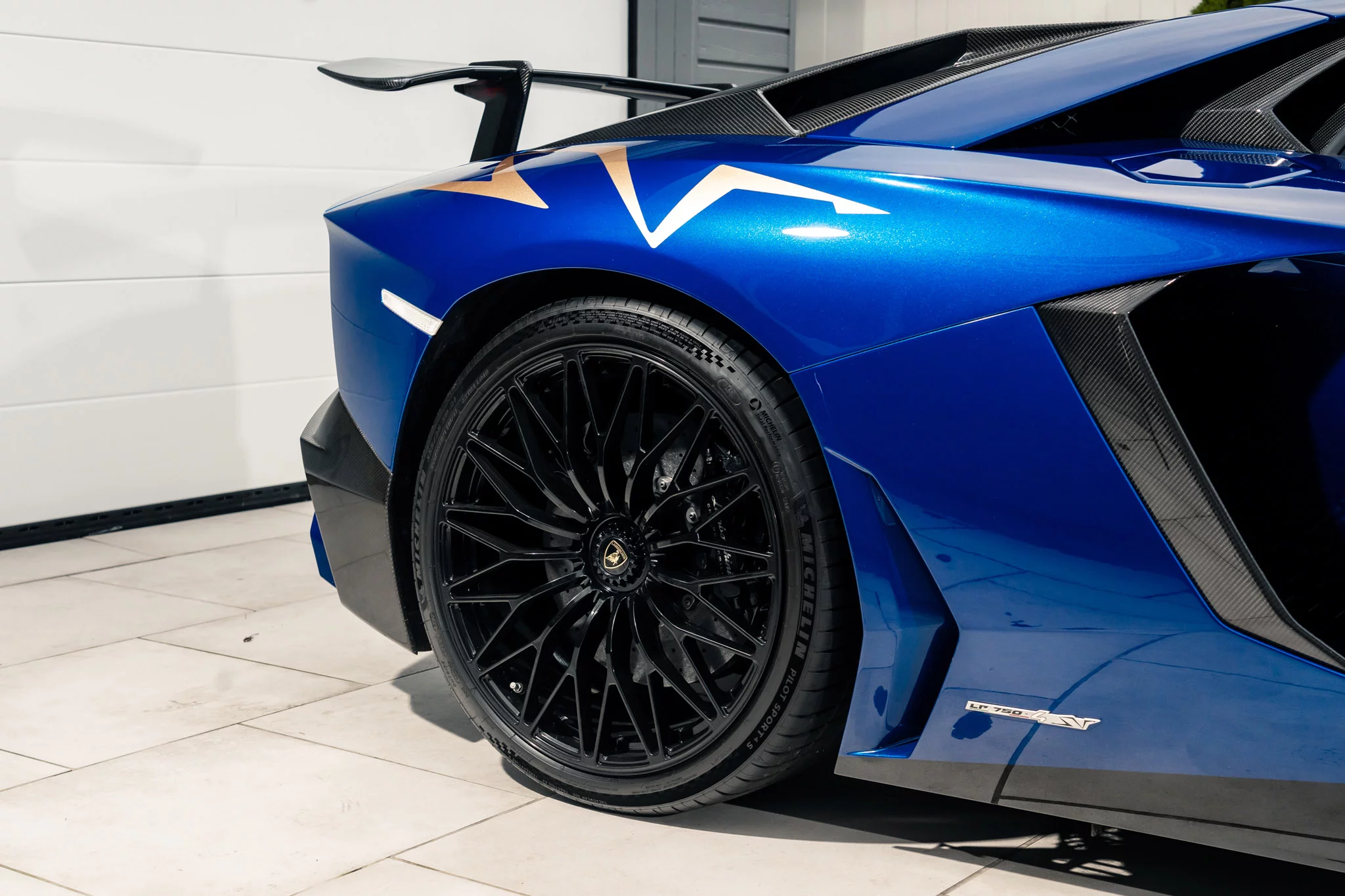 Blu Sideris Lamborghini Aventador
