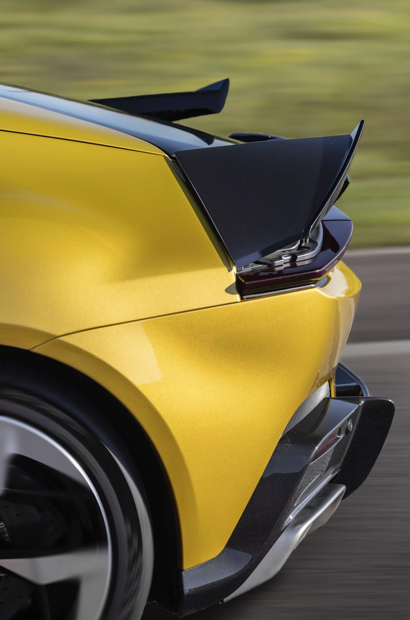 Giallo Montecarlo Ferrari 12Cilindri