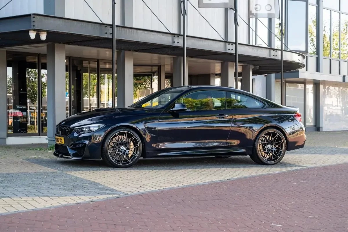 Night Blue BMW M4