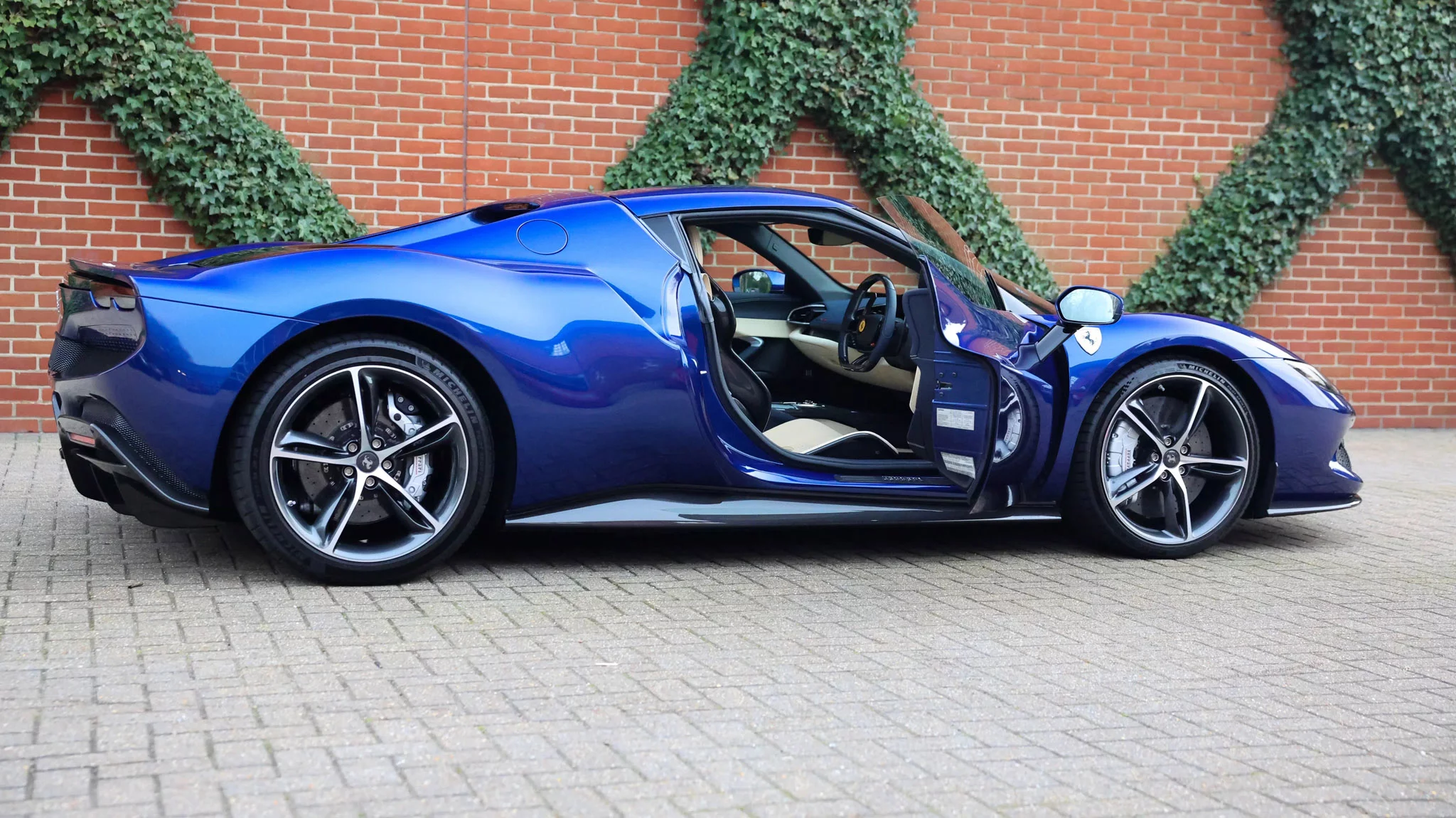 Blu Elettrico Ferrari 296