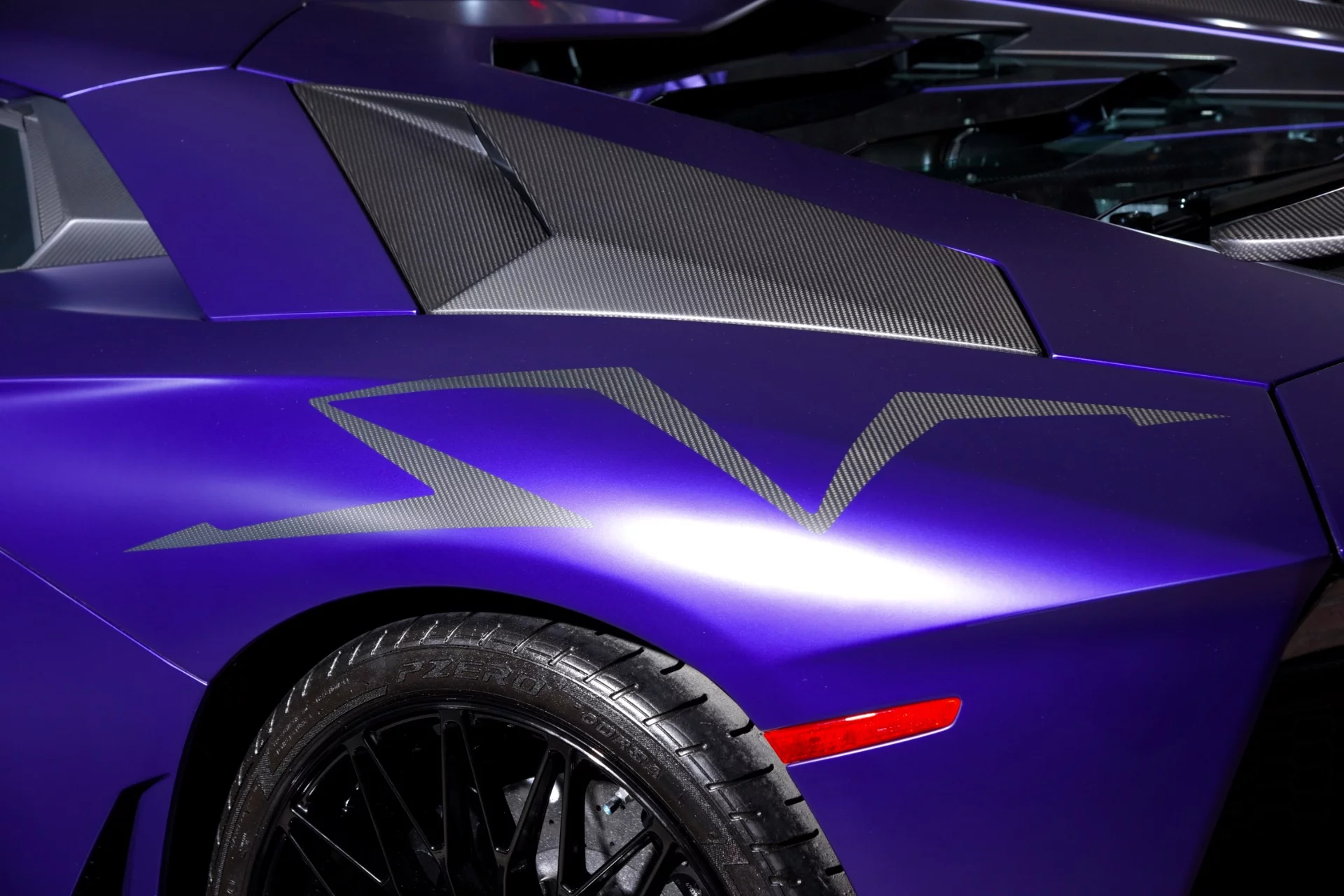 Viola Mel Lamborghini Aventador