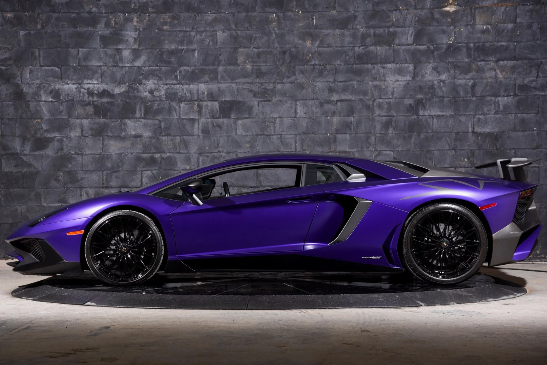 Viola Mel Lamborghini Aventador