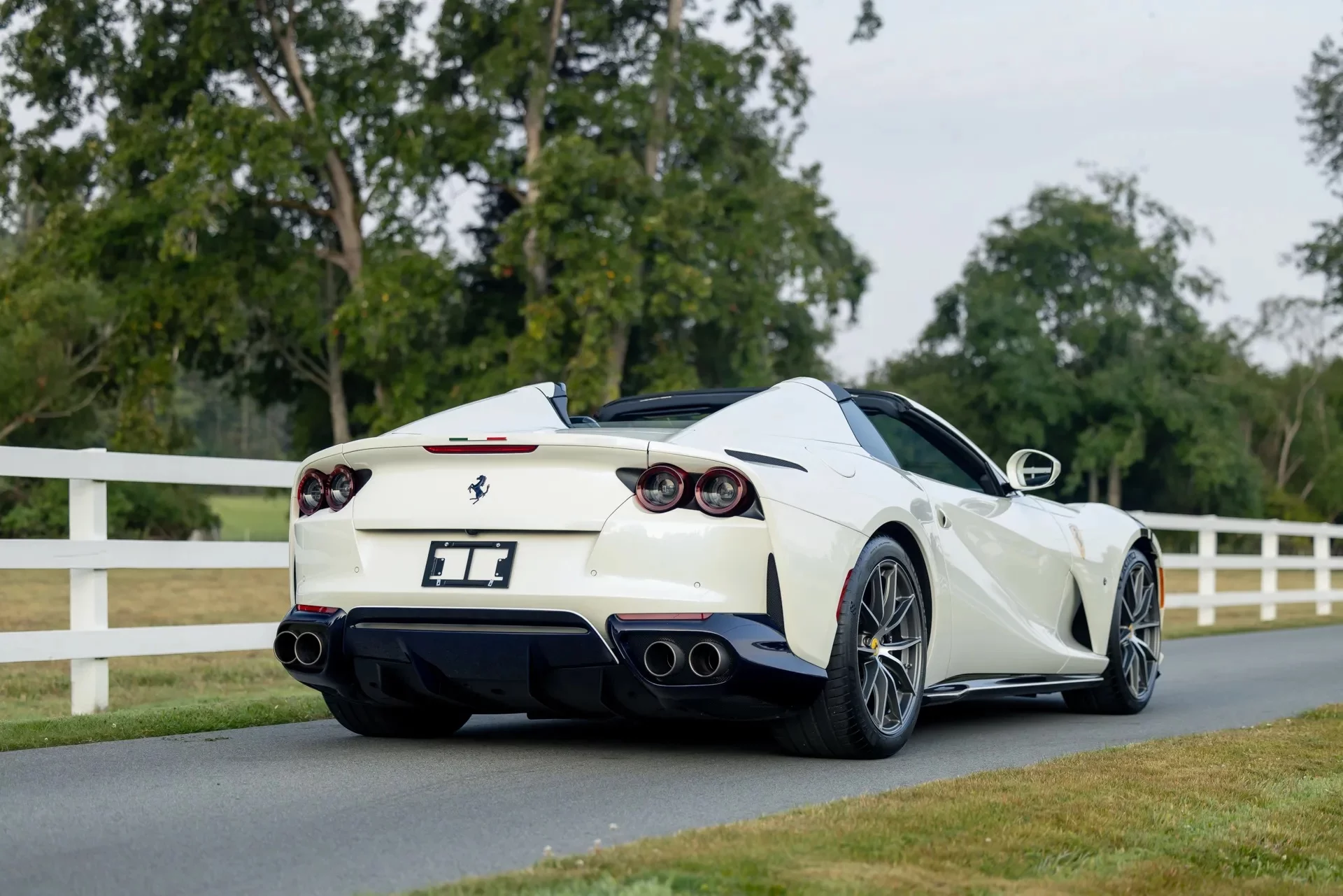 Bianco Birdcage Ferrari 812