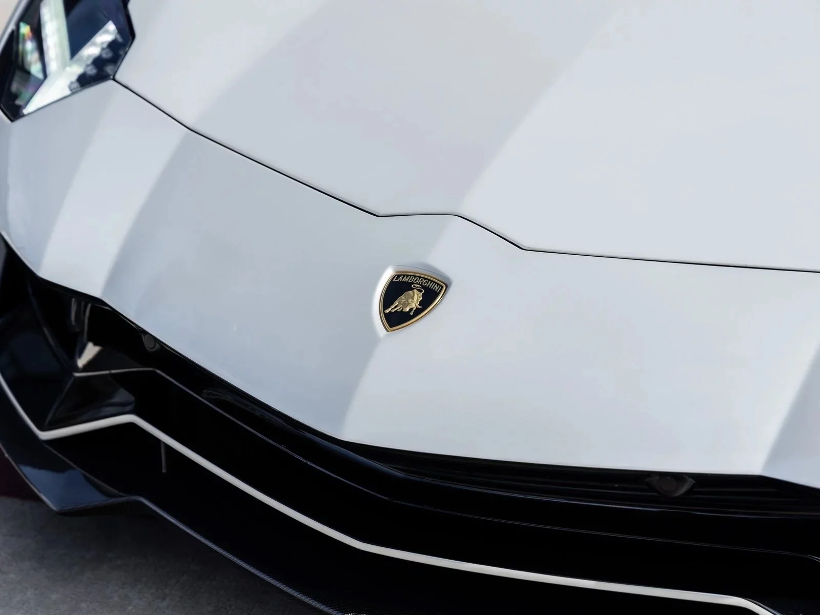 Balloon White Lamborghini Aventador