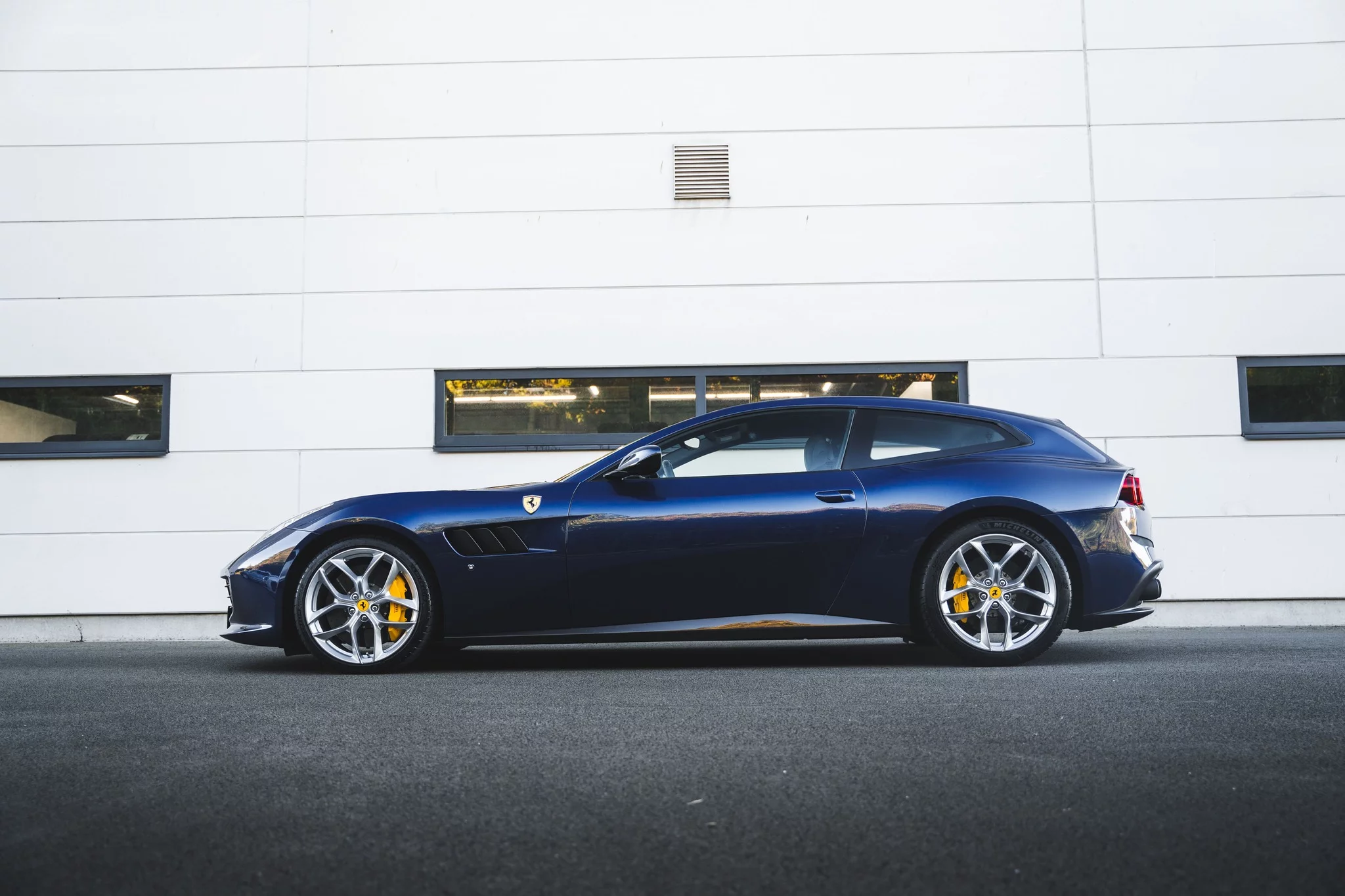 Blu Tour de France Ferrari GTC4Lusso