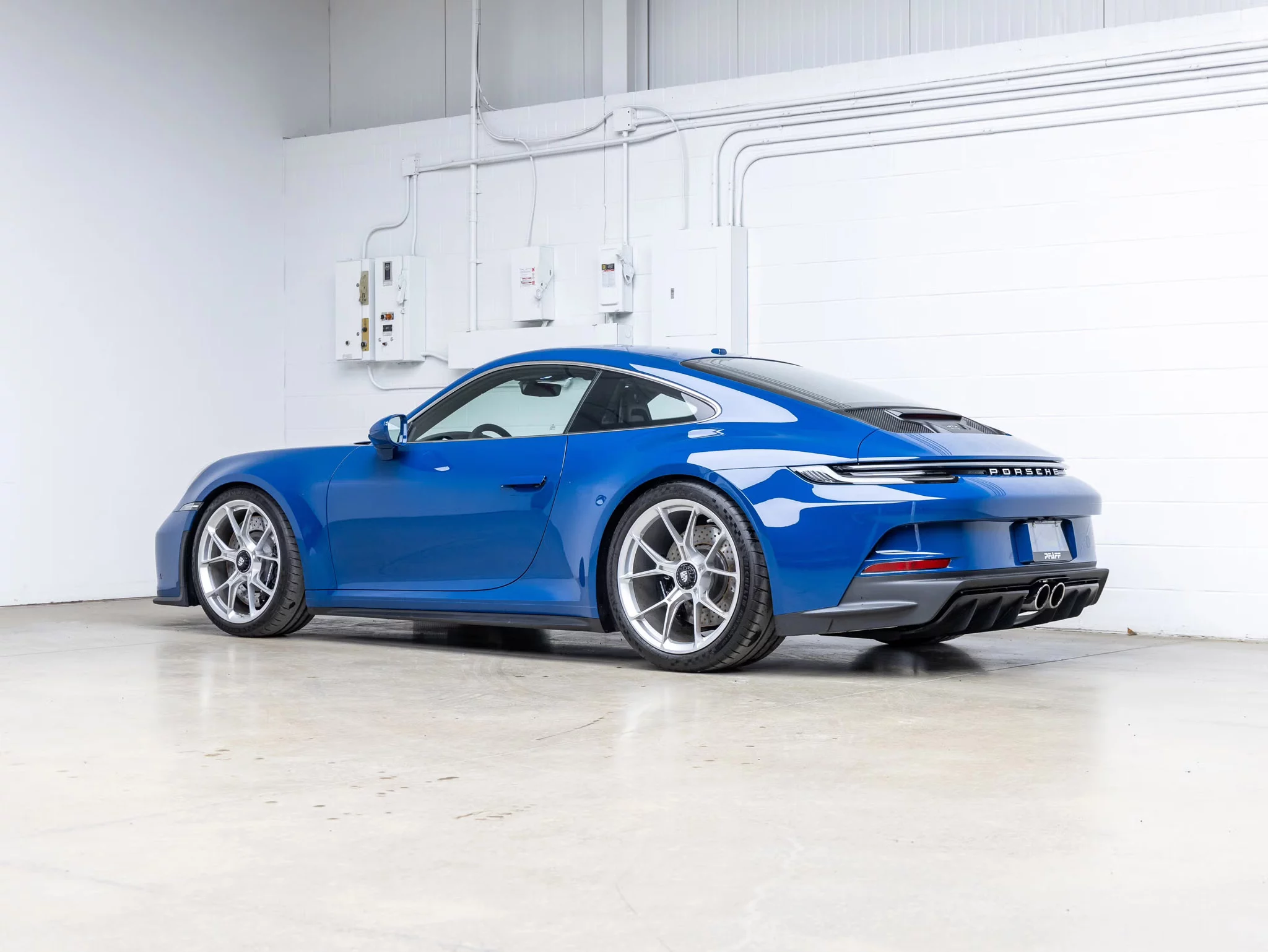 Pantone 296C Porsche 911 GT3