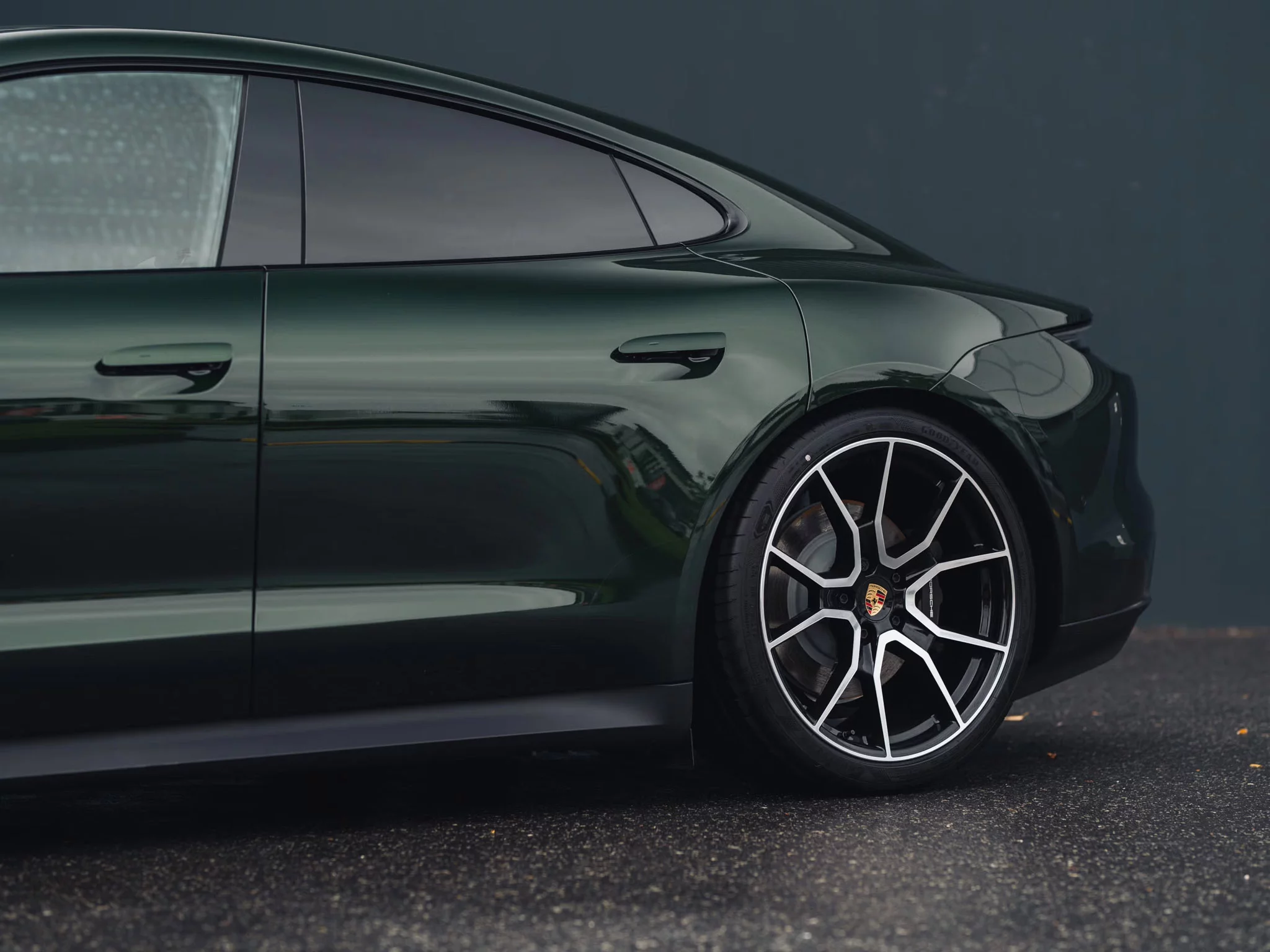 Oak Green Metallic Neo Porsche Taycan