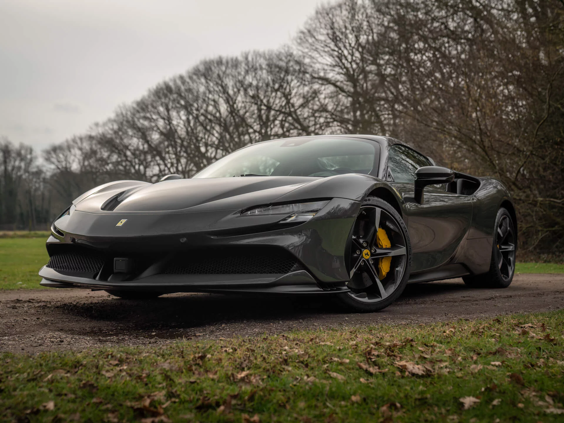 Grigio Scuro Ferrari SF90