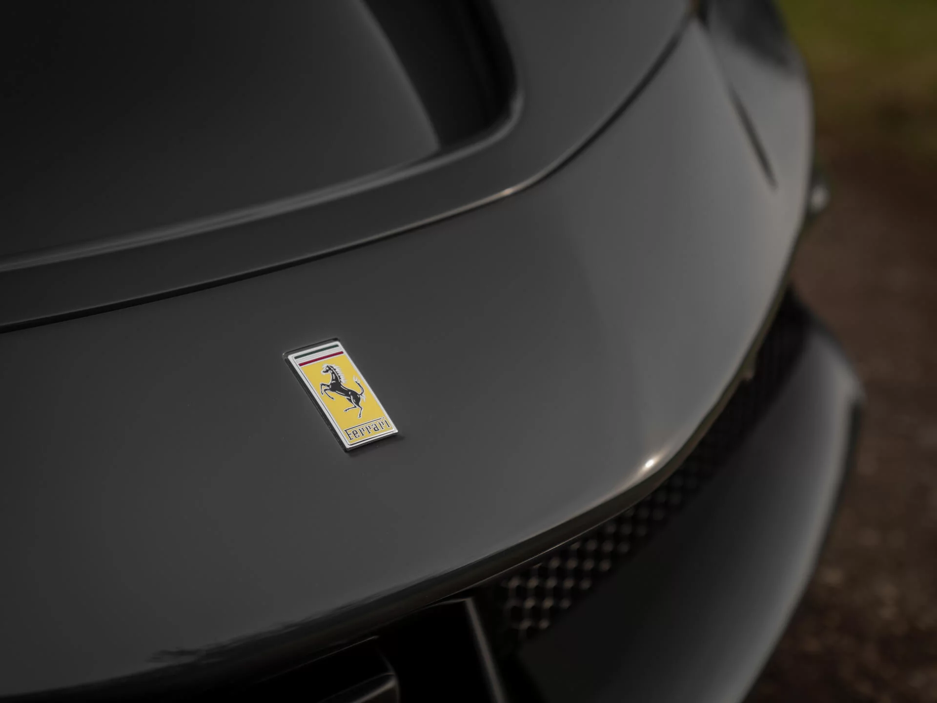 Grigio Scuro Ferrari SF90