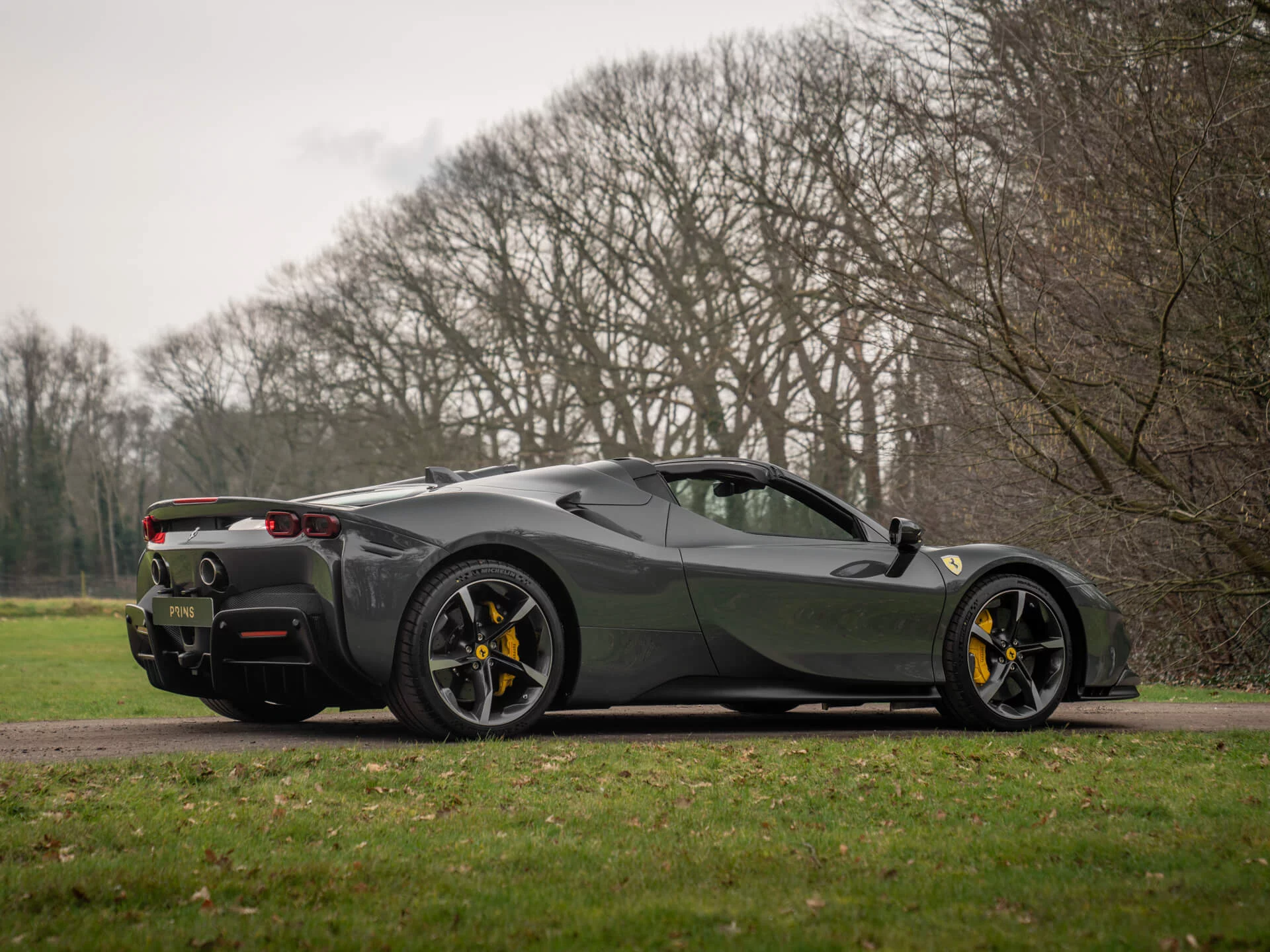 Grigio Scuro Ferrari SF90