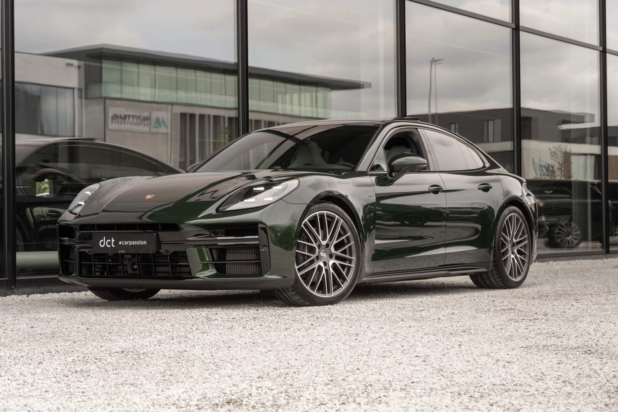 Oak Green Metallic Neo Porsche Panamera