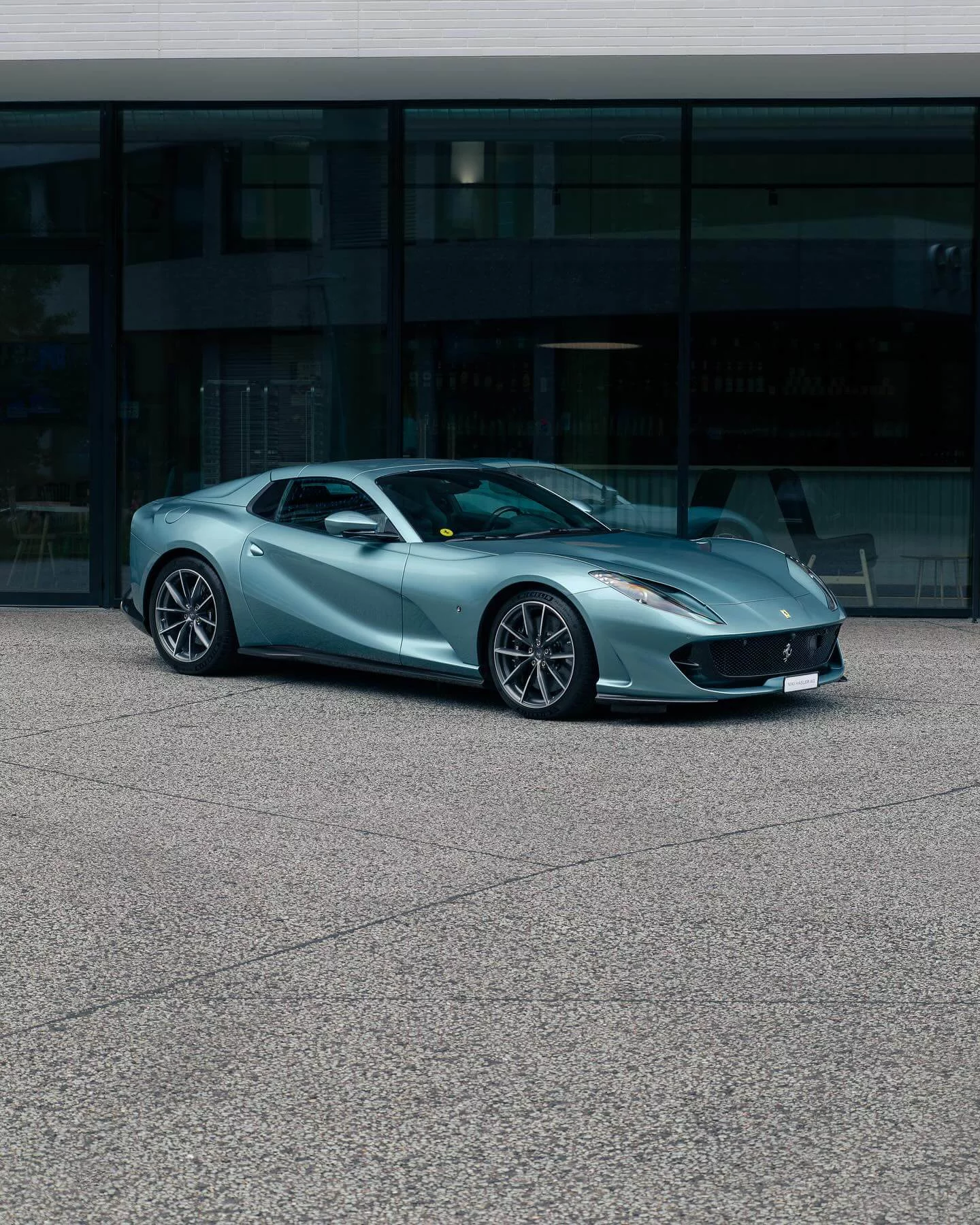 Celeste Ferrari 812