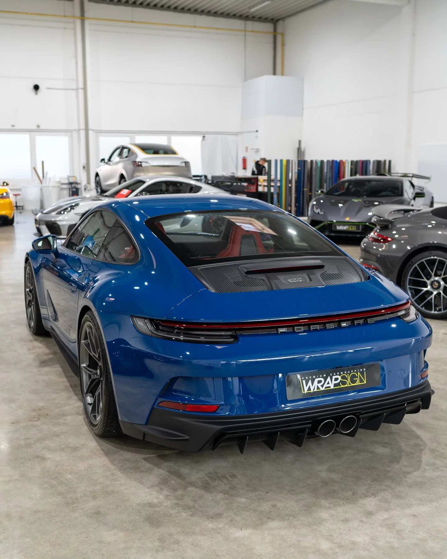 Pantone 296C Porsche 911 GT3