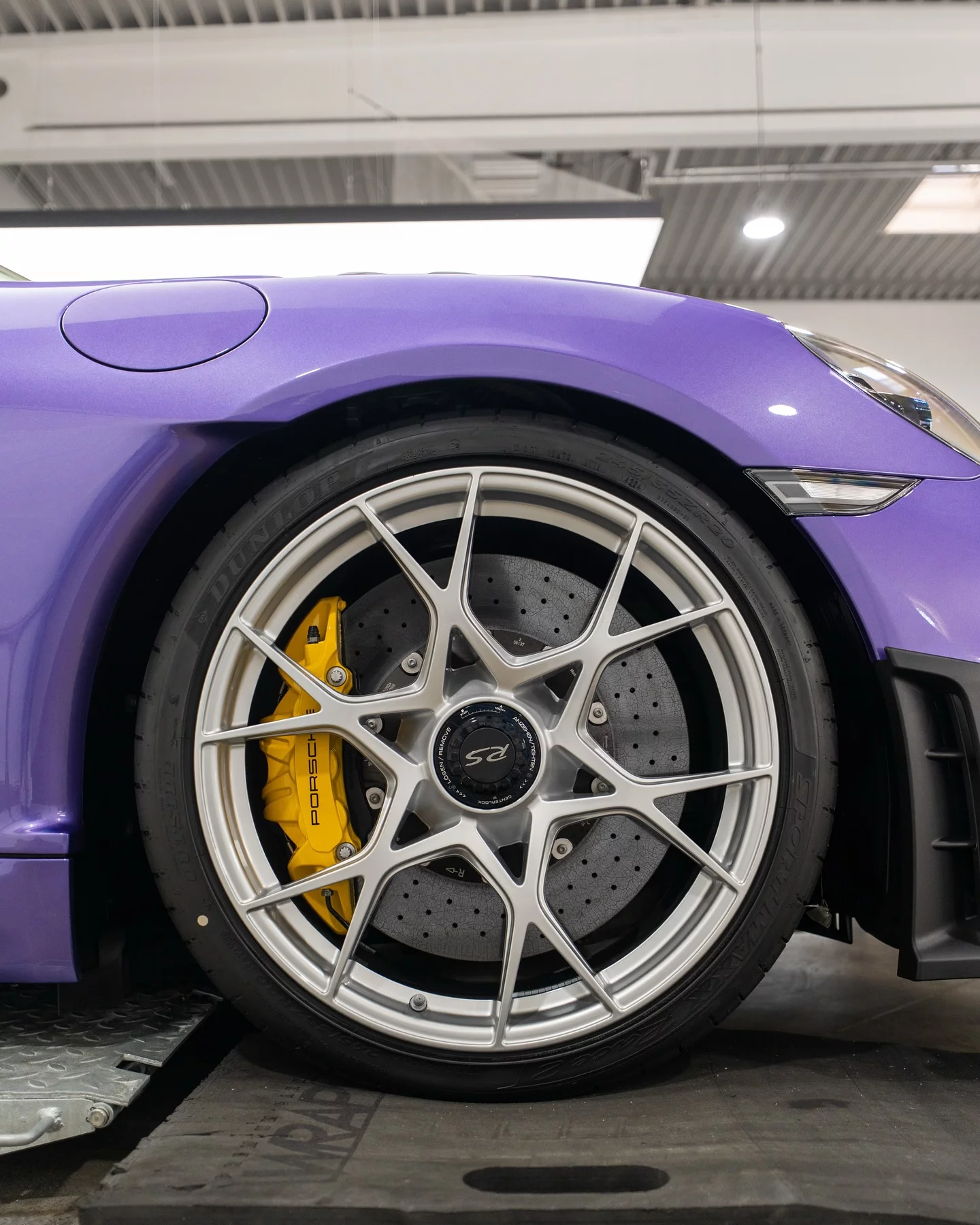 Viola Purple Metallic Porsche 718 Cayman GT4 RS