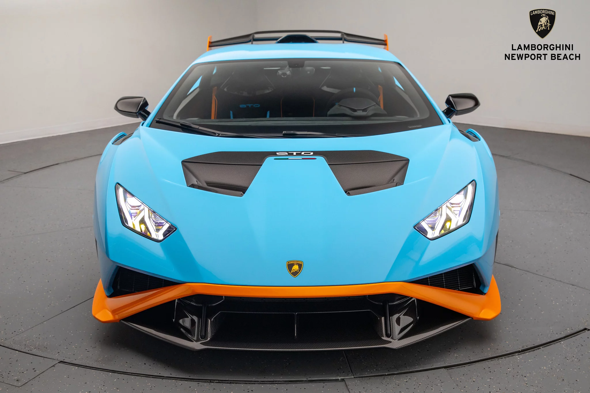 Blu Laufey Lamborghini Huracán