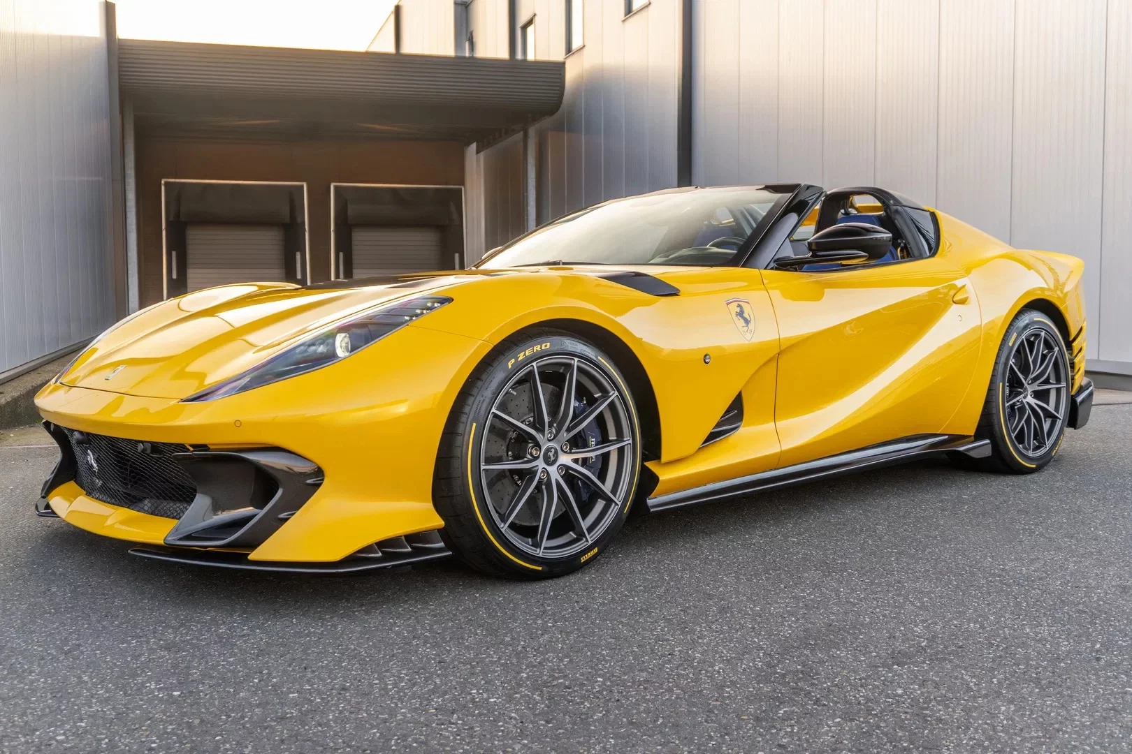 Ardilla Amarillo Ferrari 812