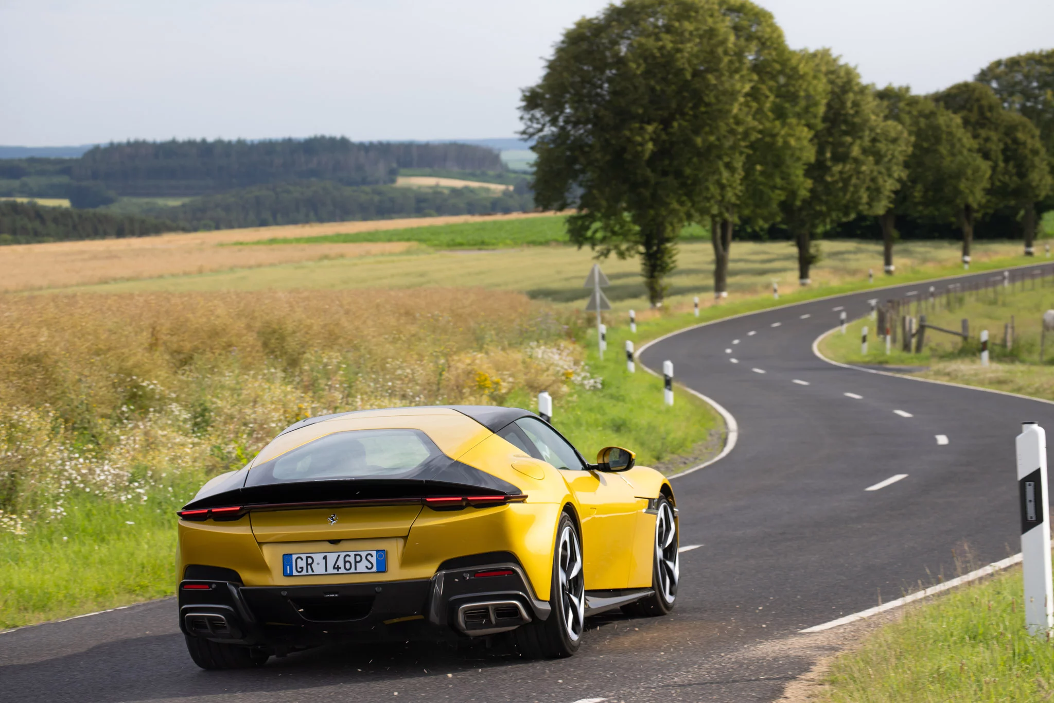 Giallo Montecarlo Ferrari 12Cilindri