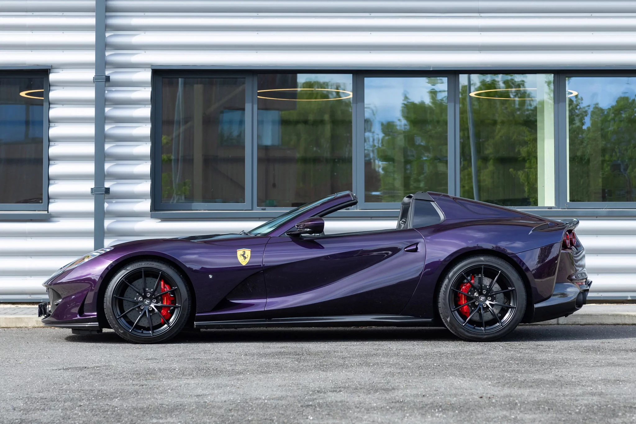 Viola Hong Kong Ferrari 812