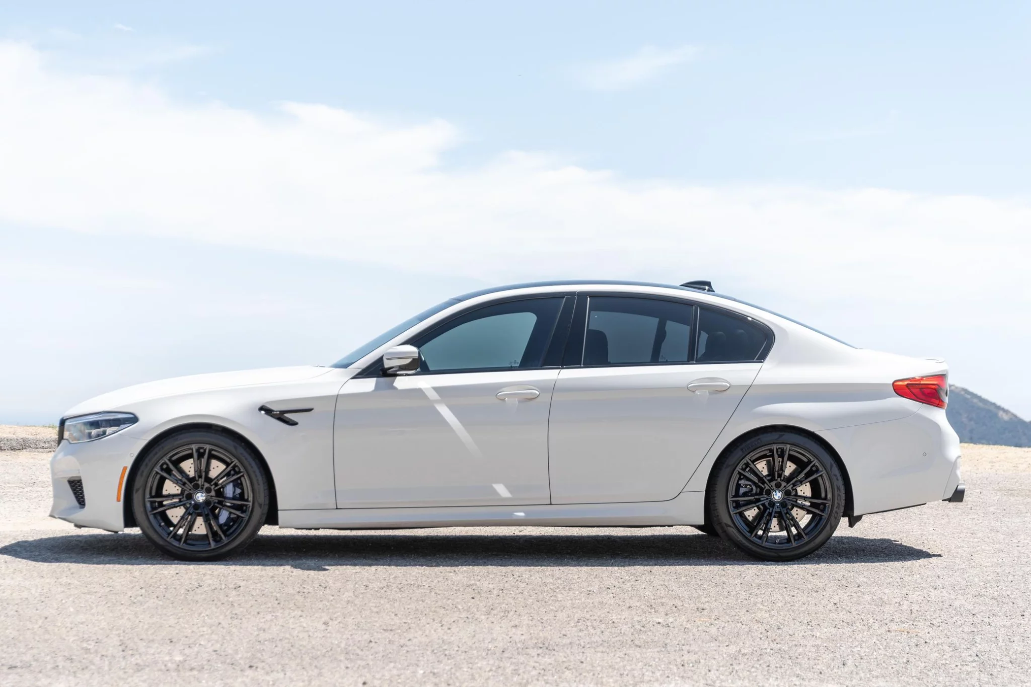Alpine White III BMW M5
