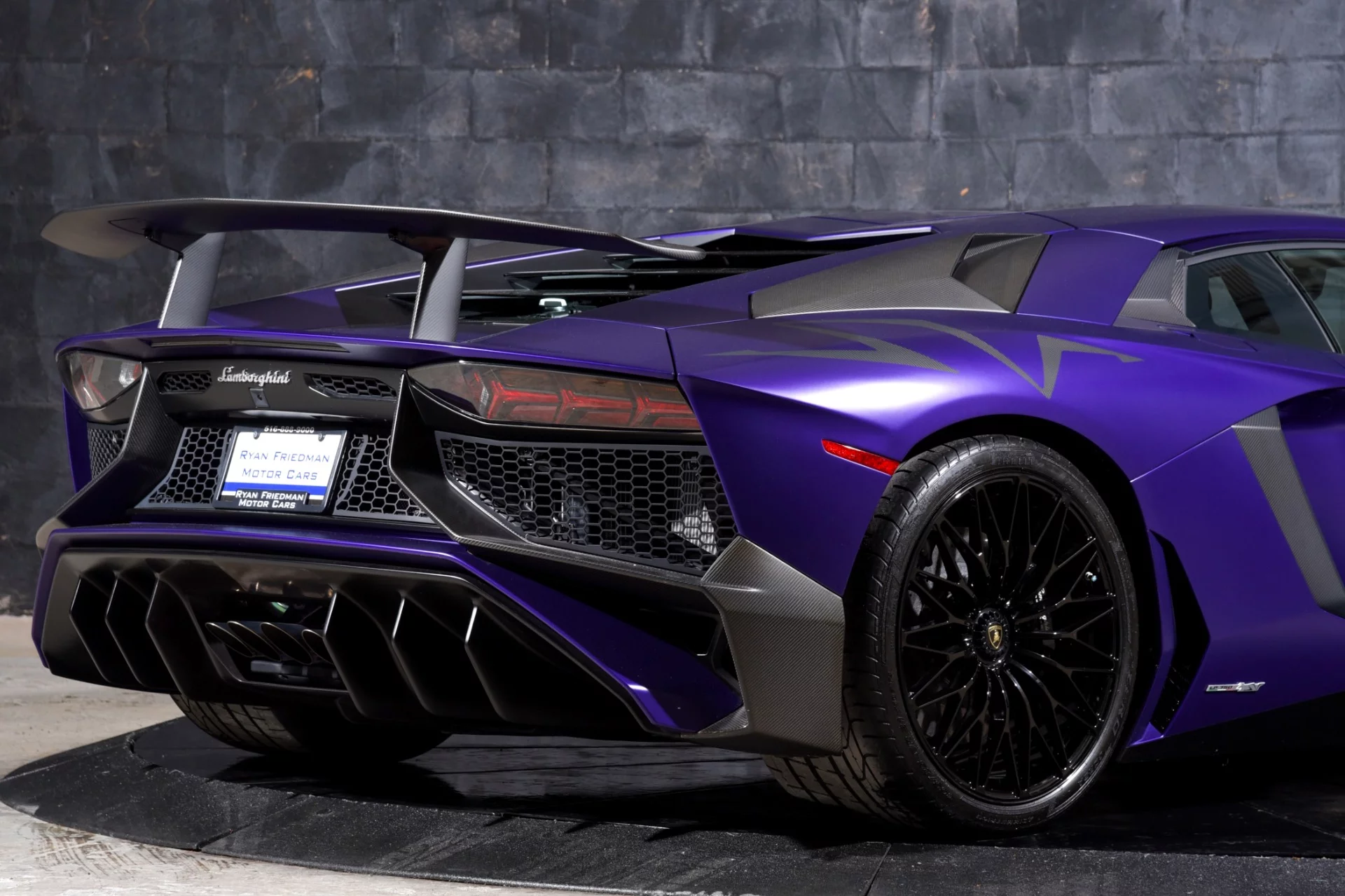 Viola Mel Lamborghini Aventador