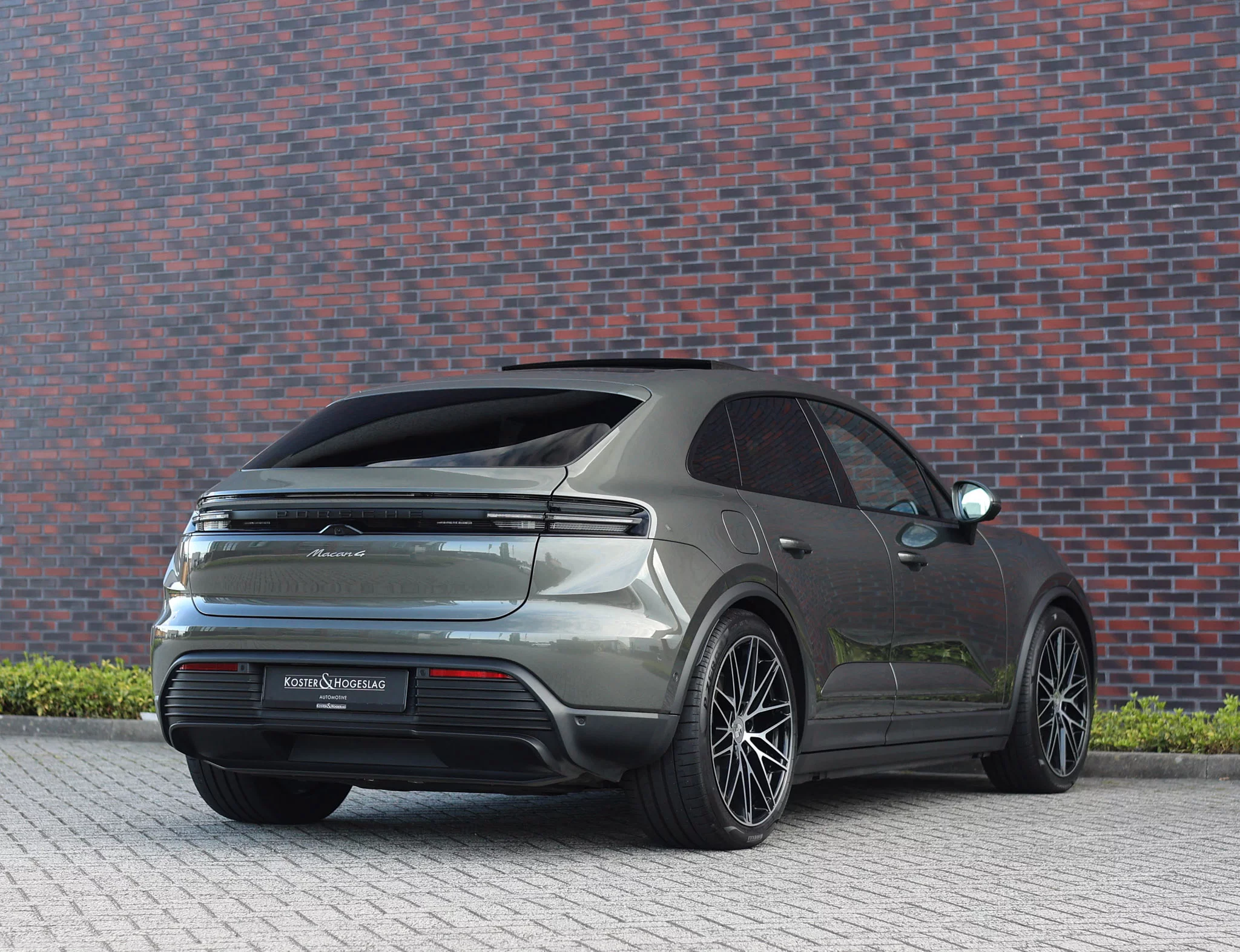 Aventurine Green Metallic Porsche Macan Electric
