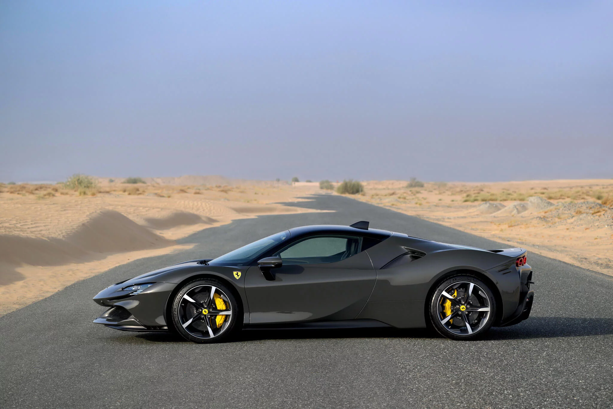 Grigio Scuro Ferrari SF90