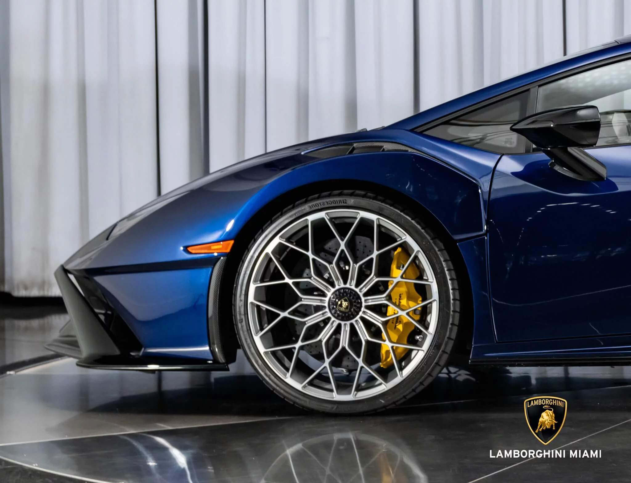 Blu Astraeus Lamborghini Huracán