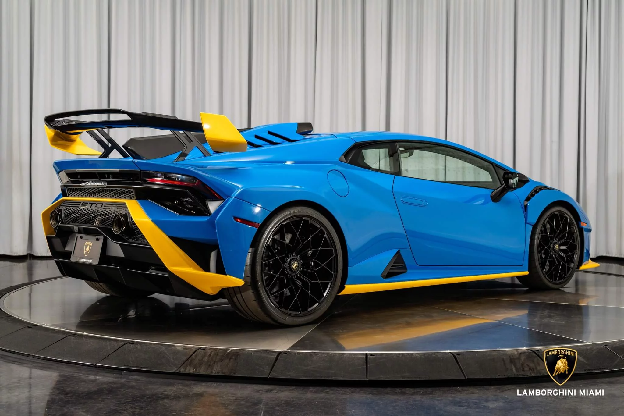 Blu Le Mans Lamborghini Huracán