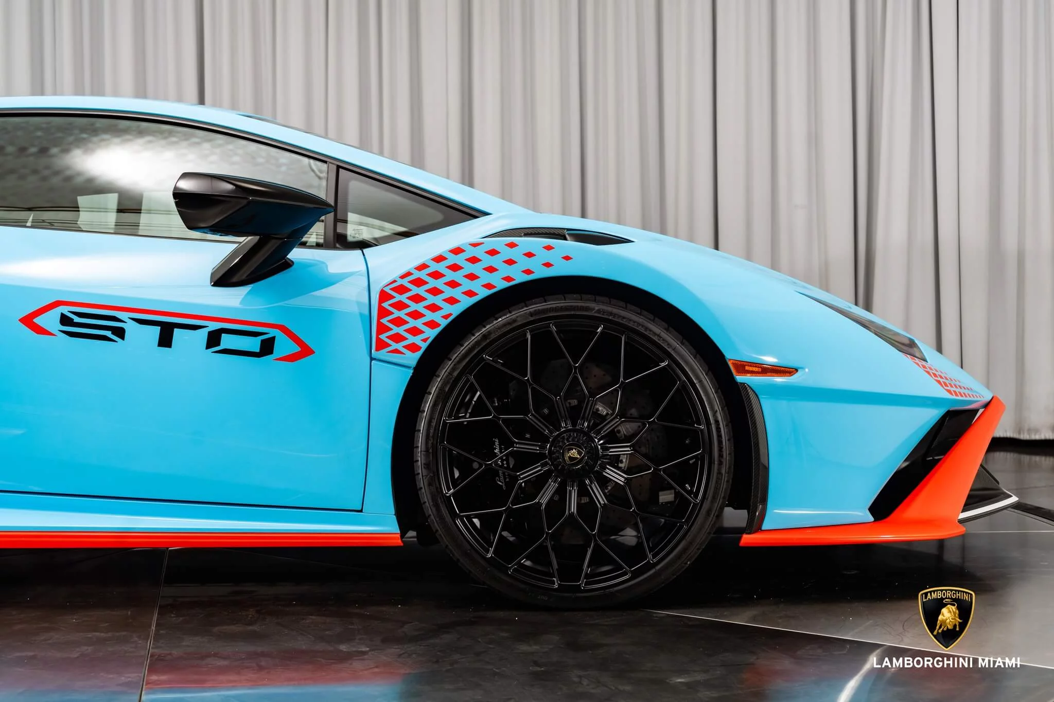 Blu Laufey Lamborghini Huracán