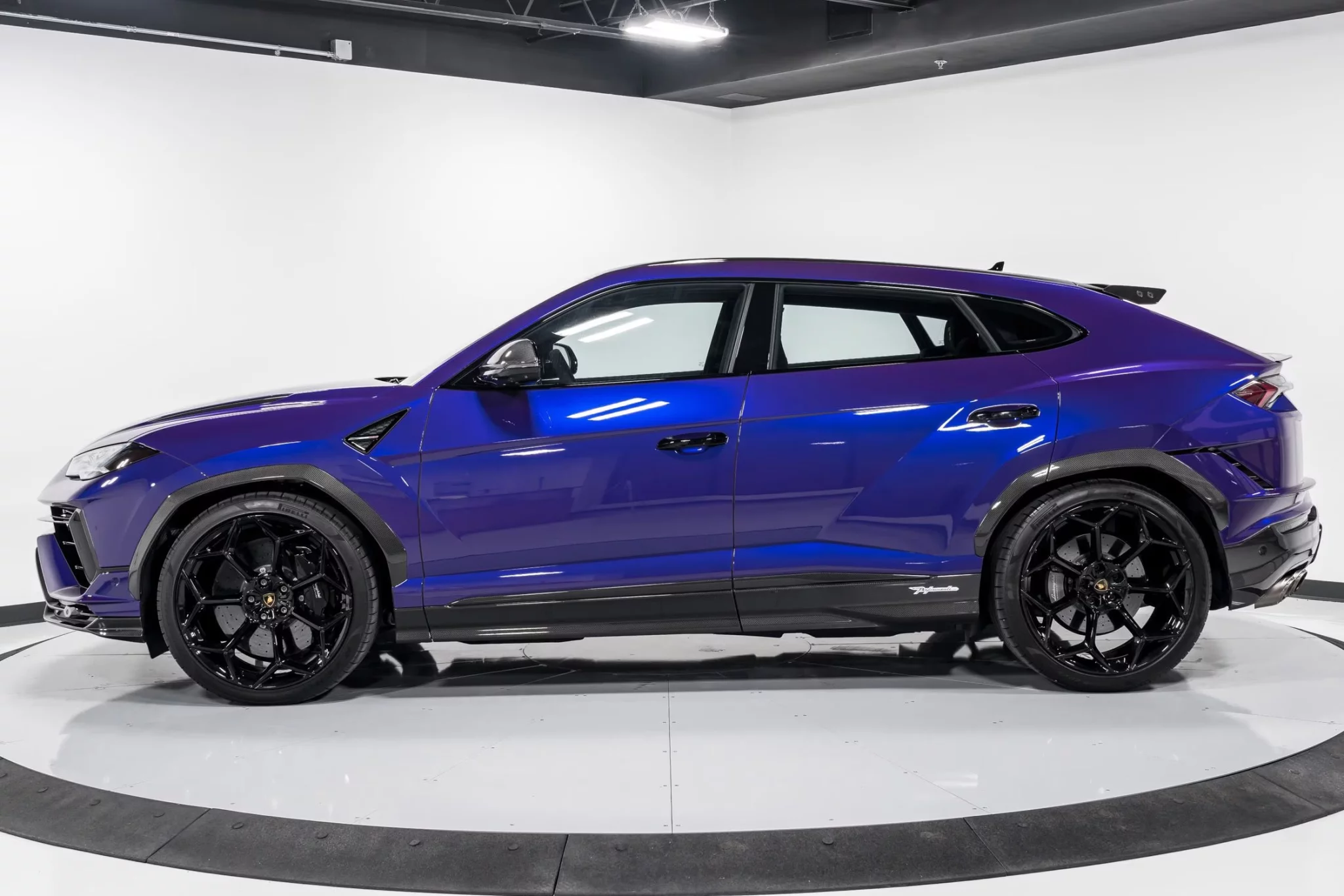 Viola Mithras Lamborghini Urus