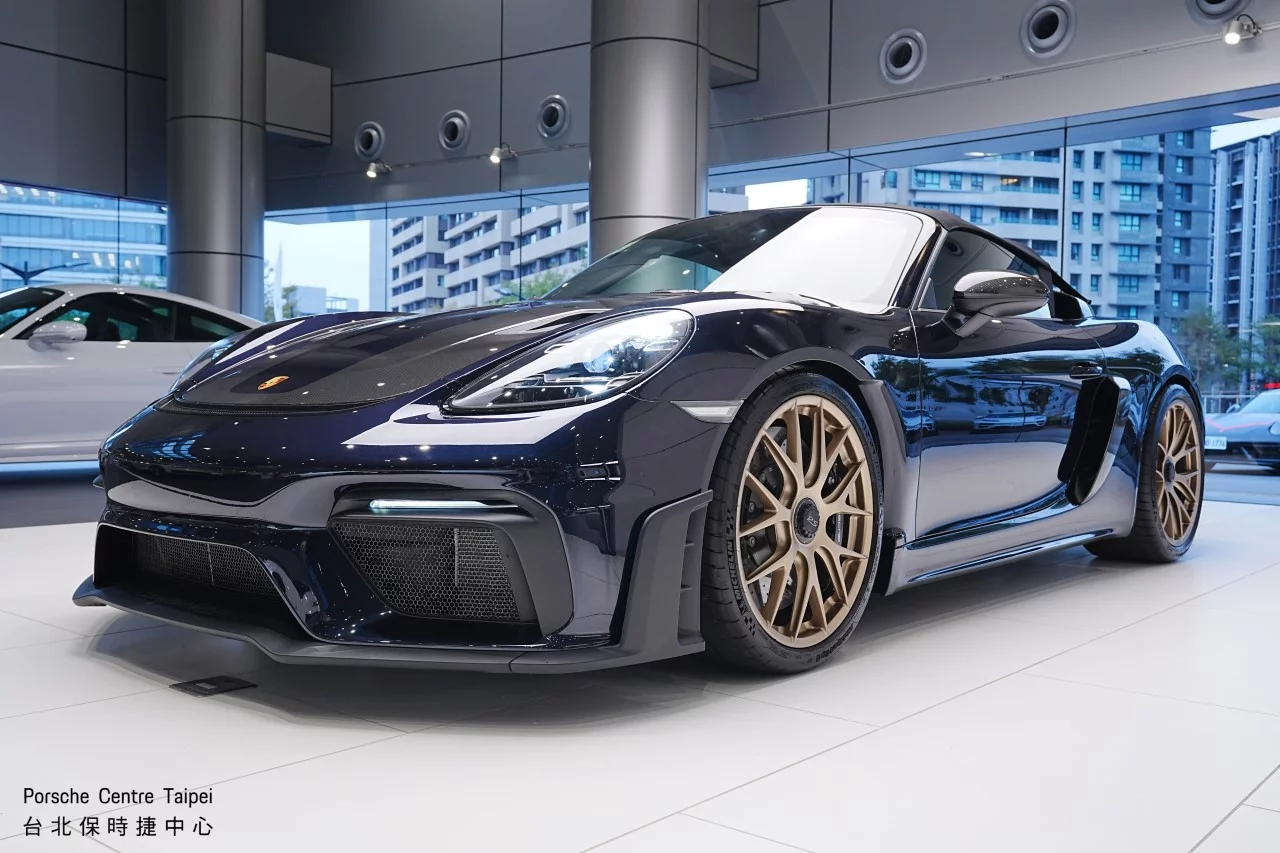 Carbon Black Porsche 718 Spyder RS