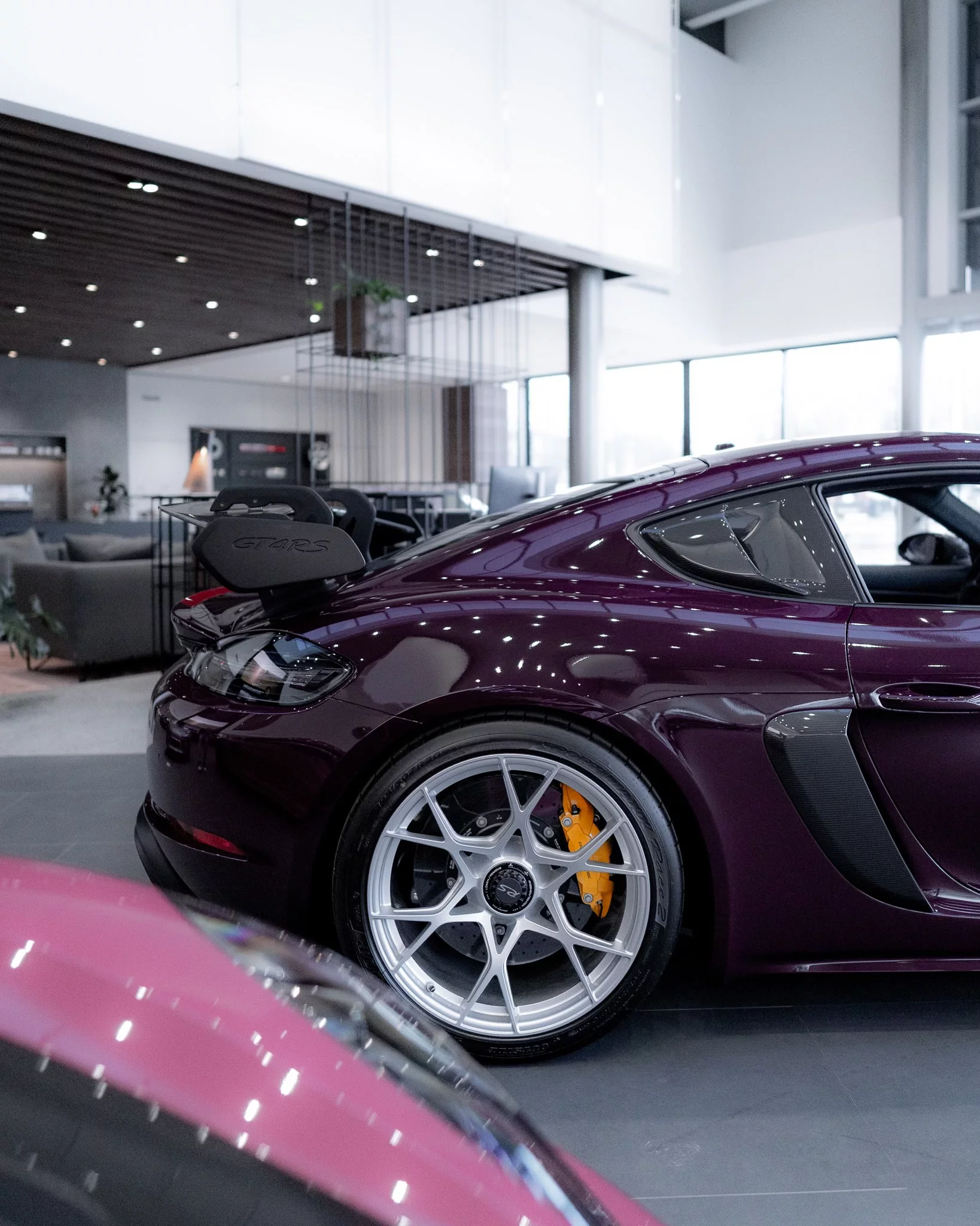 Aubergine Porsche 718 Cayman GT4 RS