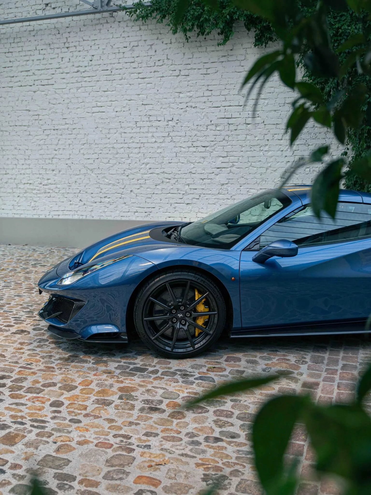 Blu Mirabeau Ferrari 488