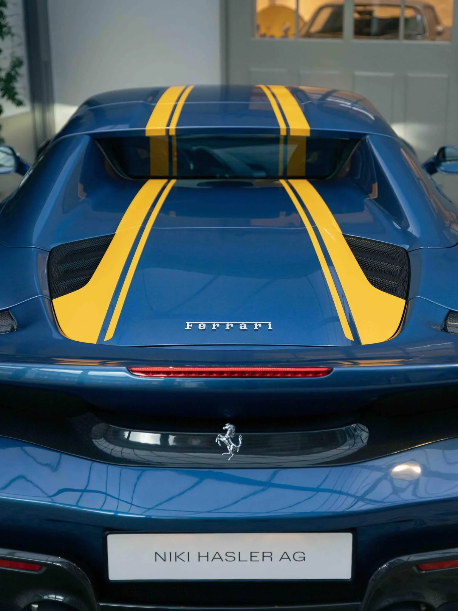 Blu Mirabeau Ferrari 488