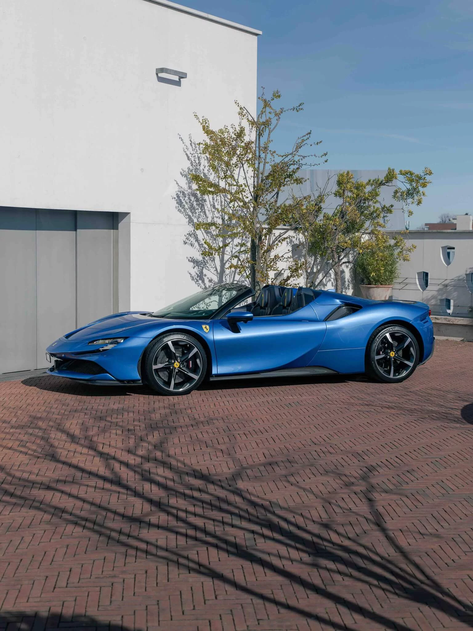 Azzurro Monaco Ferrari SF90