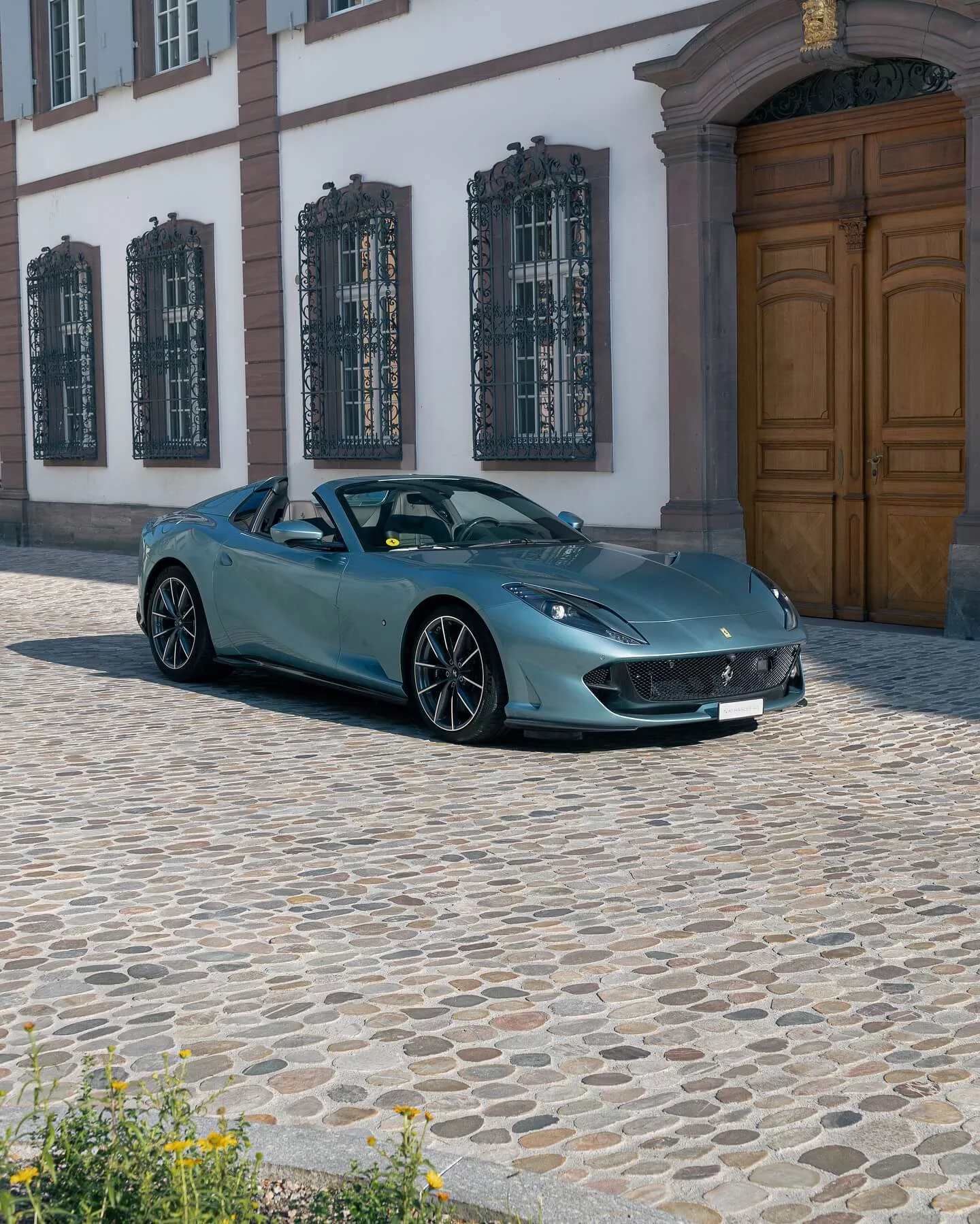 Celeste Ferrari 812