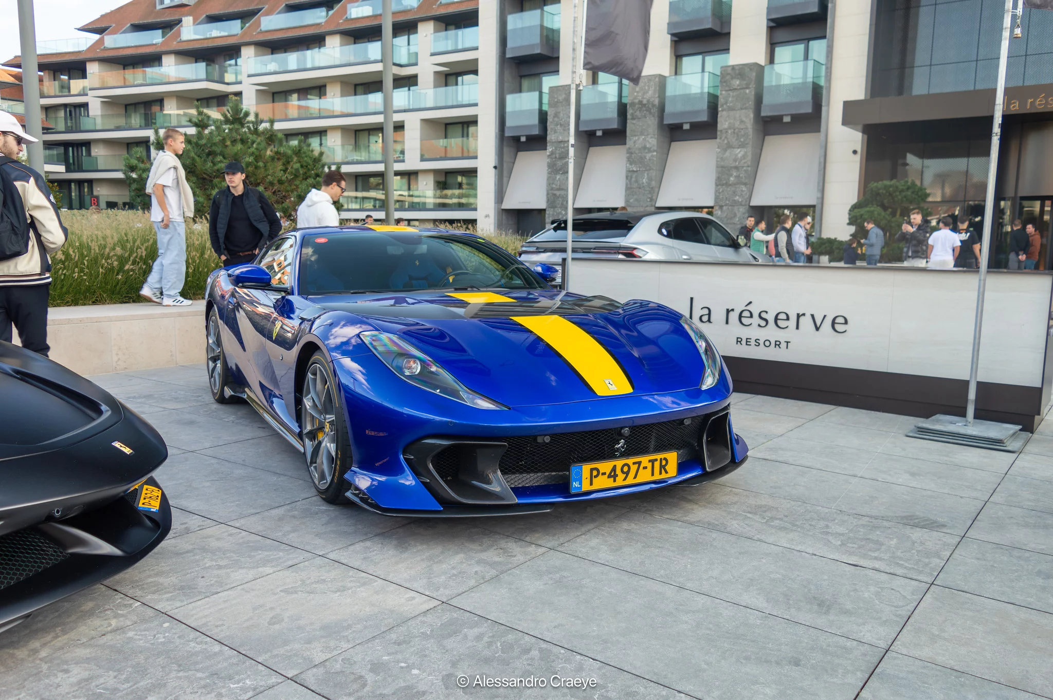 Blu Elettrico Ferrari 812