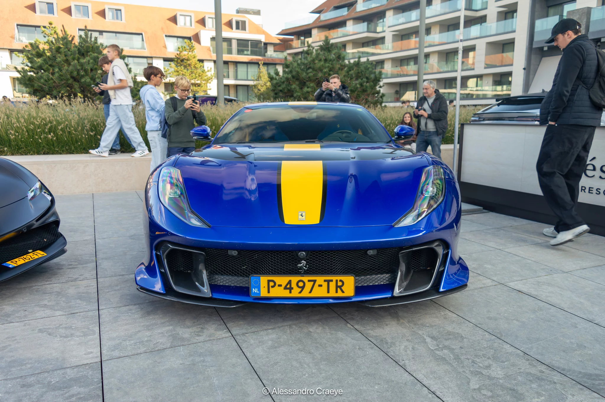 Blu Elettrico Ferrari 812