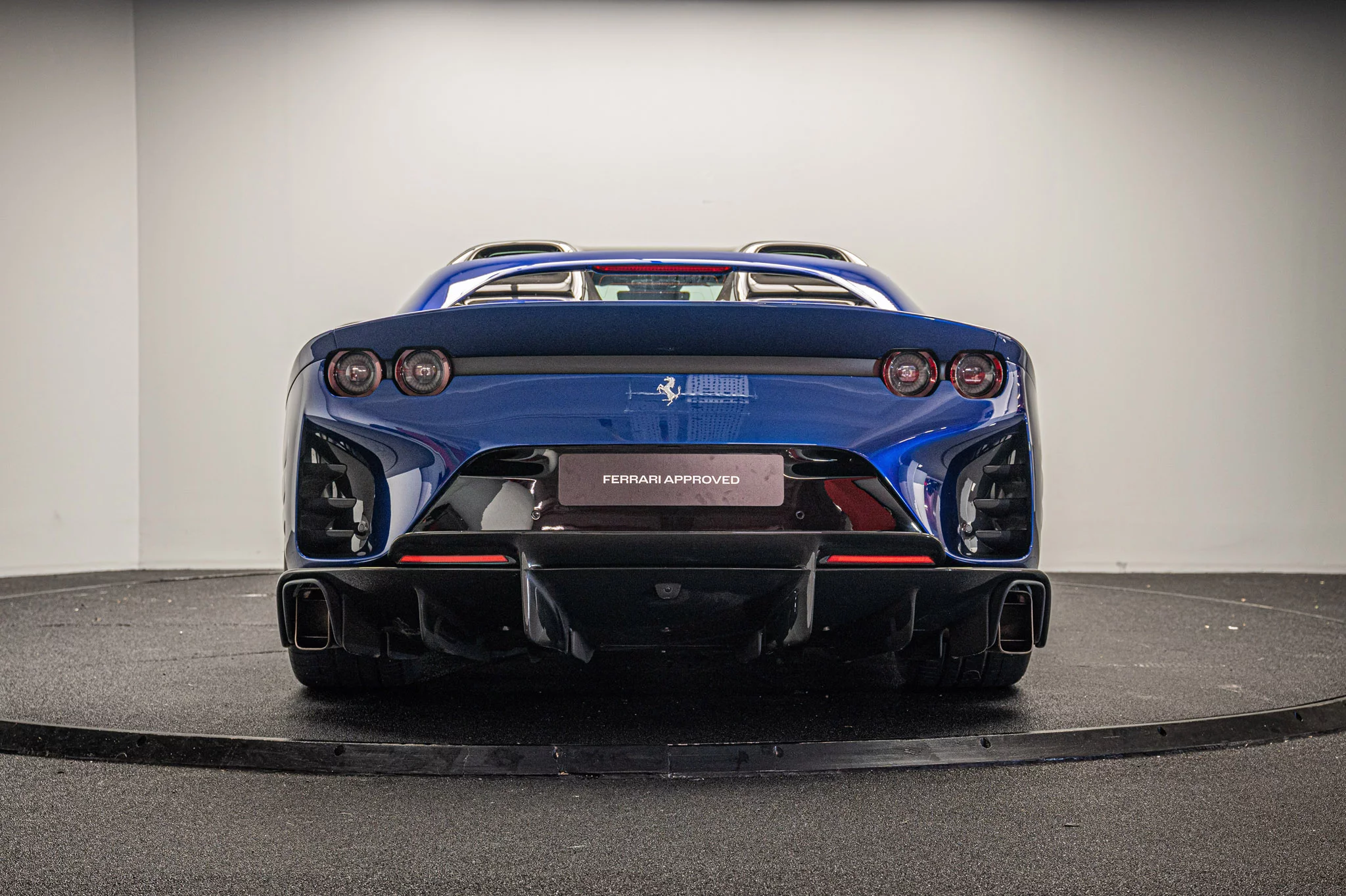 Blu Elettrico Ferrari 812