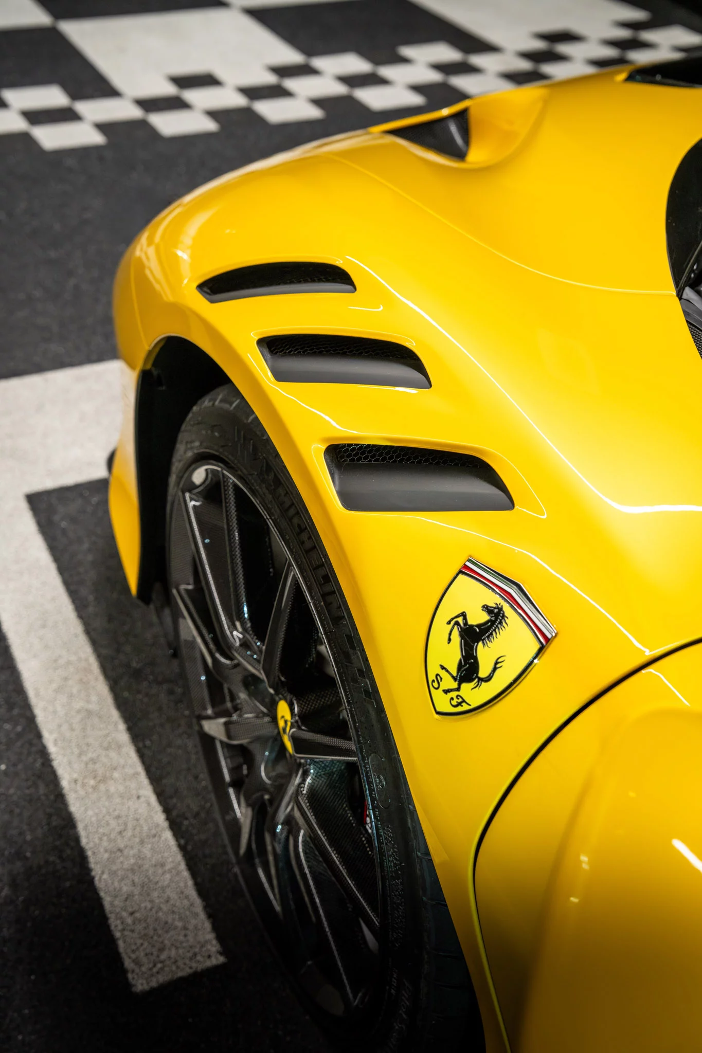 Giallo Triplo Strato Ferrari SF90