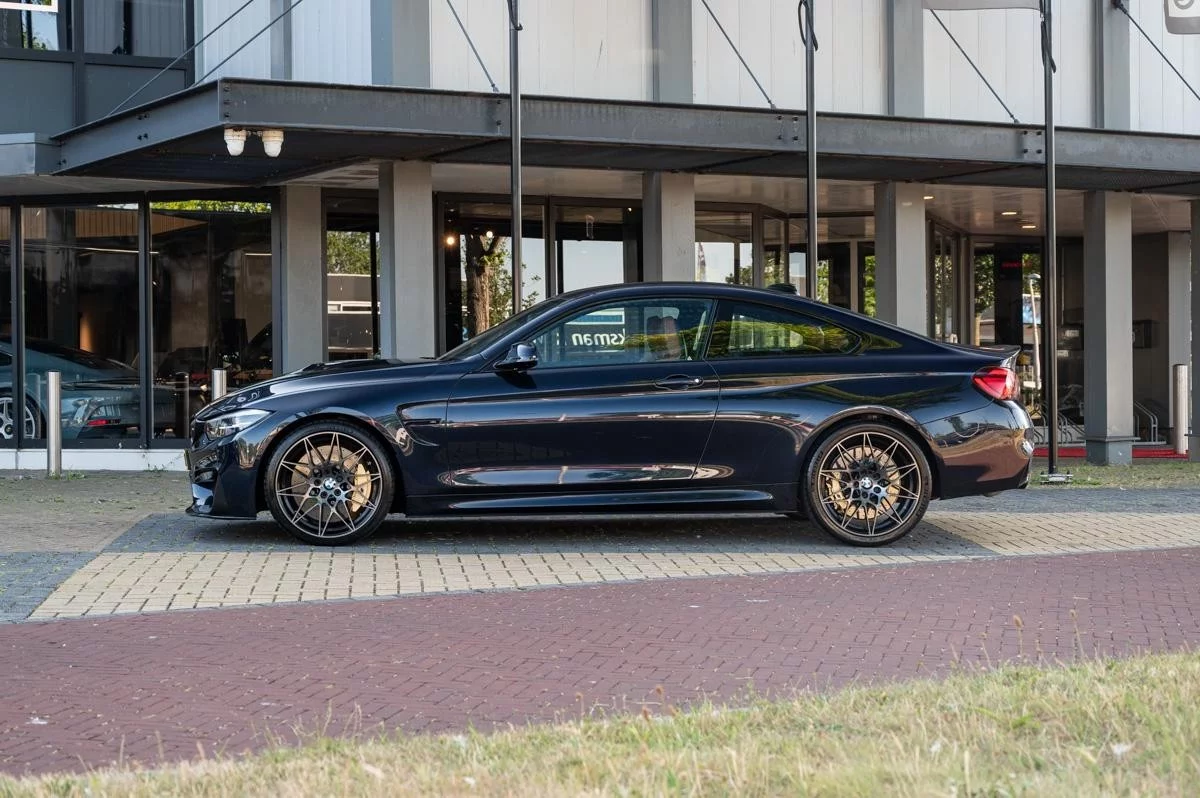 Night Blue BMW M4