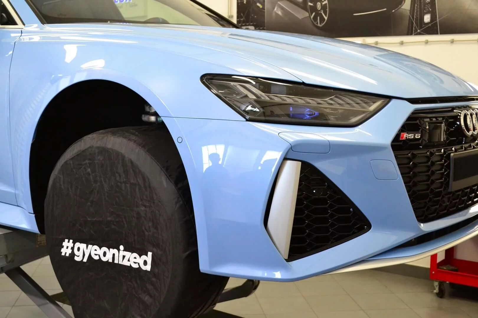 Frosted Glass Blue Audi RS6 Avant