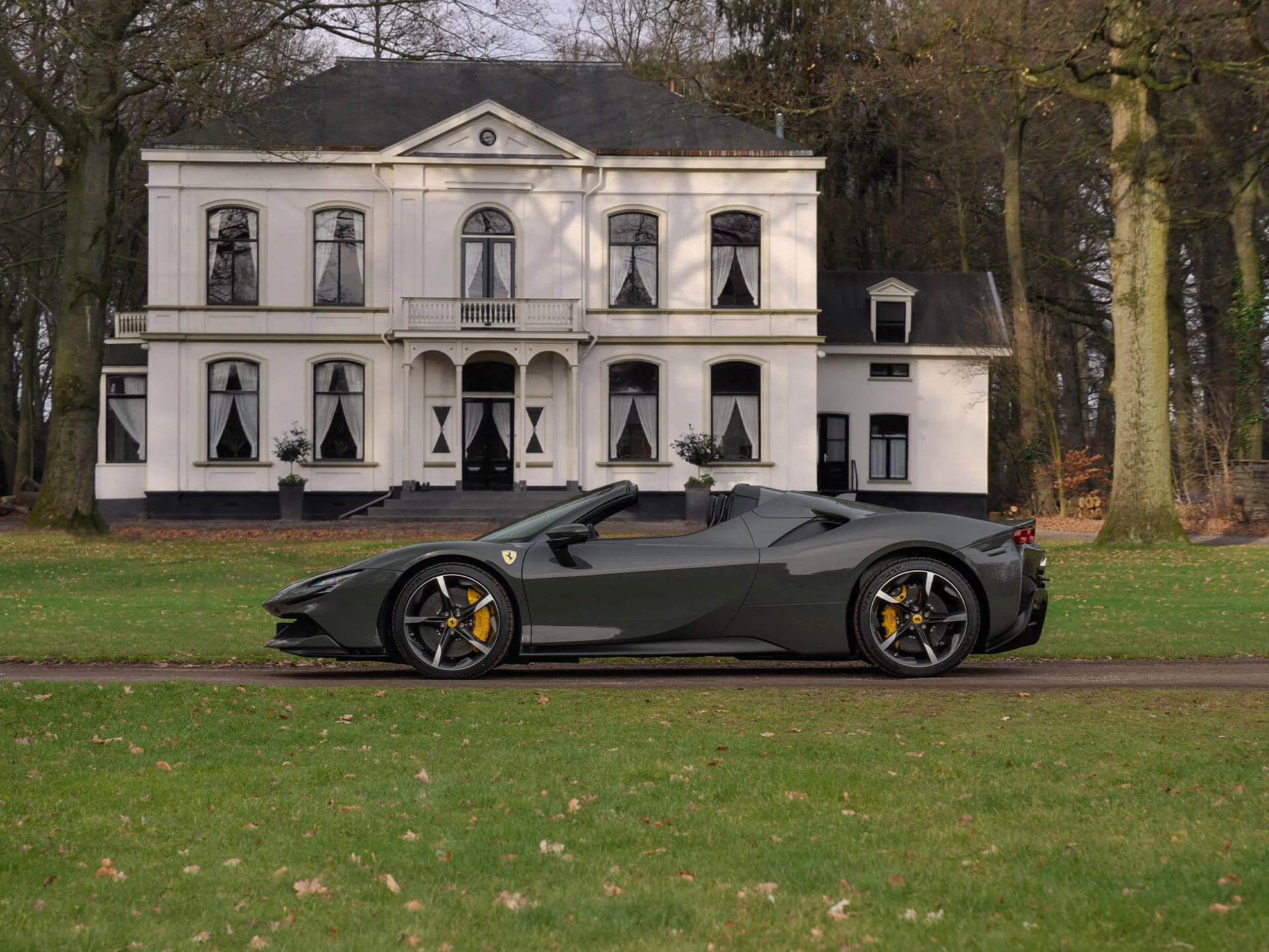 Grigio Scuro Ferrari SF90