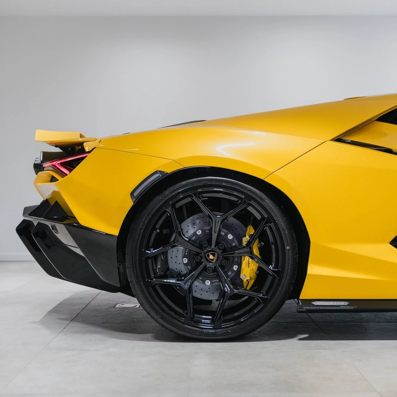 Giallo Inti Lamborghini Revuelto